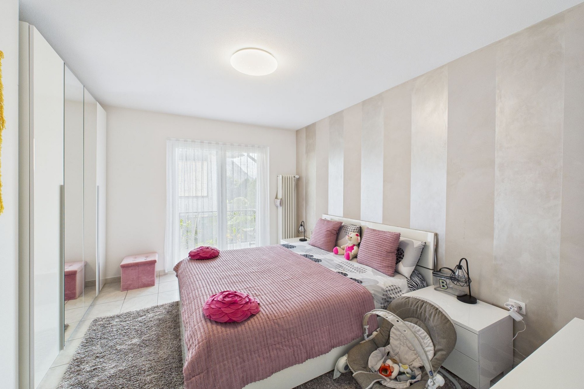 Helles Schlafzimmer mit modernem Dekor