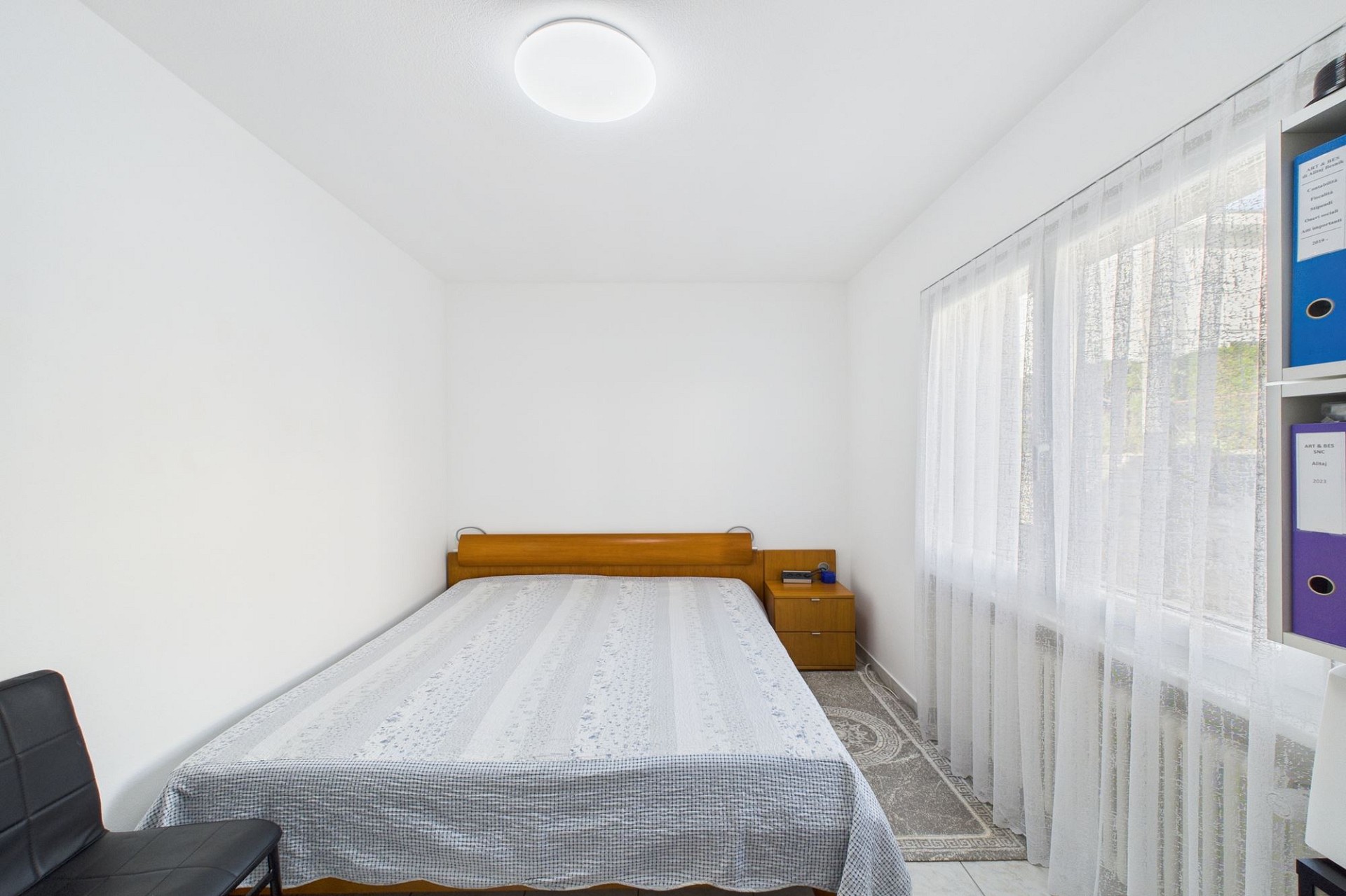 Kleines Schlafzimmer mit viel Tageslicht