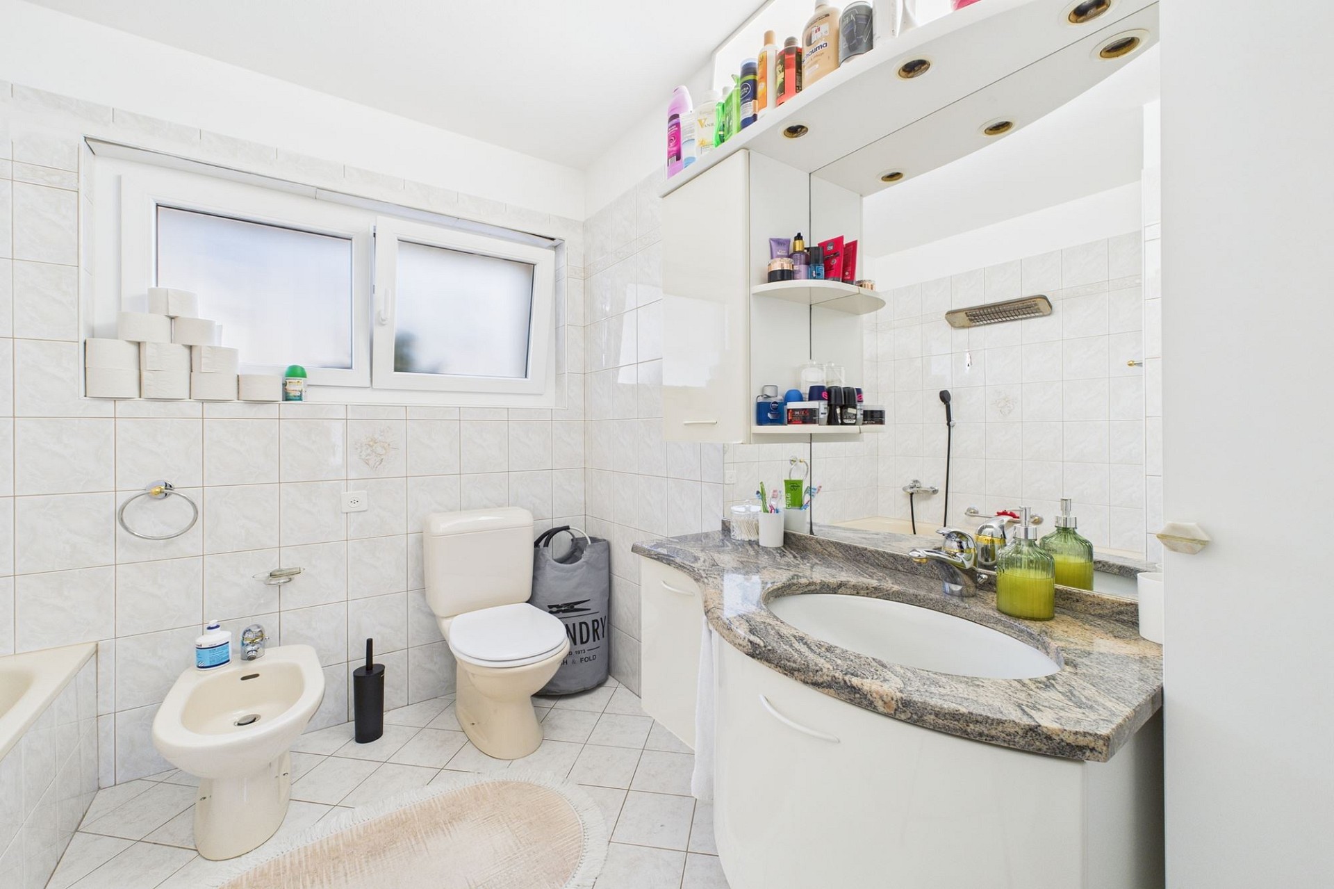 Helles Badezimmer mit Doppelwaschtisch und WC