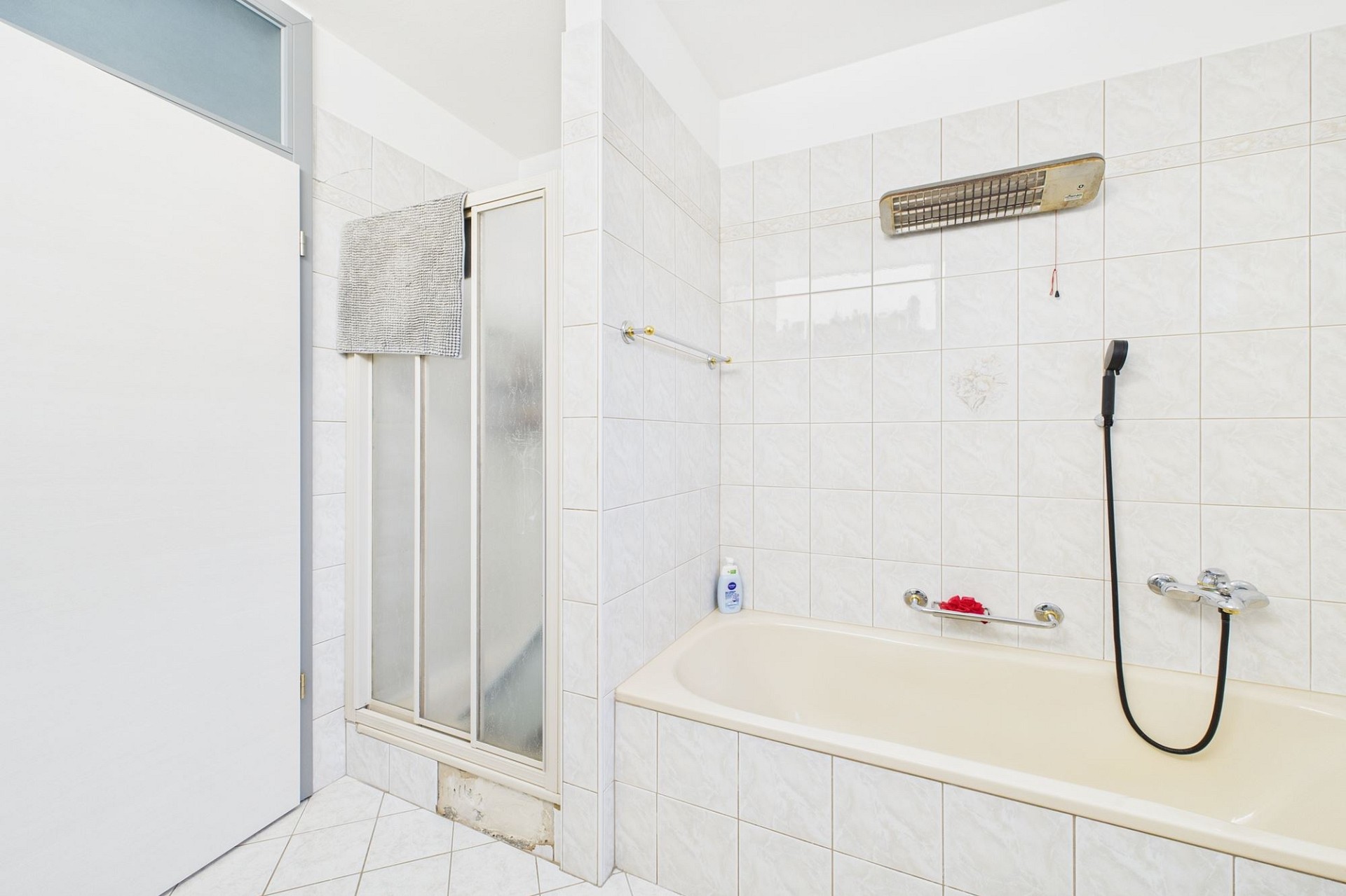 Badezimmer mit Badewanne und Dusche