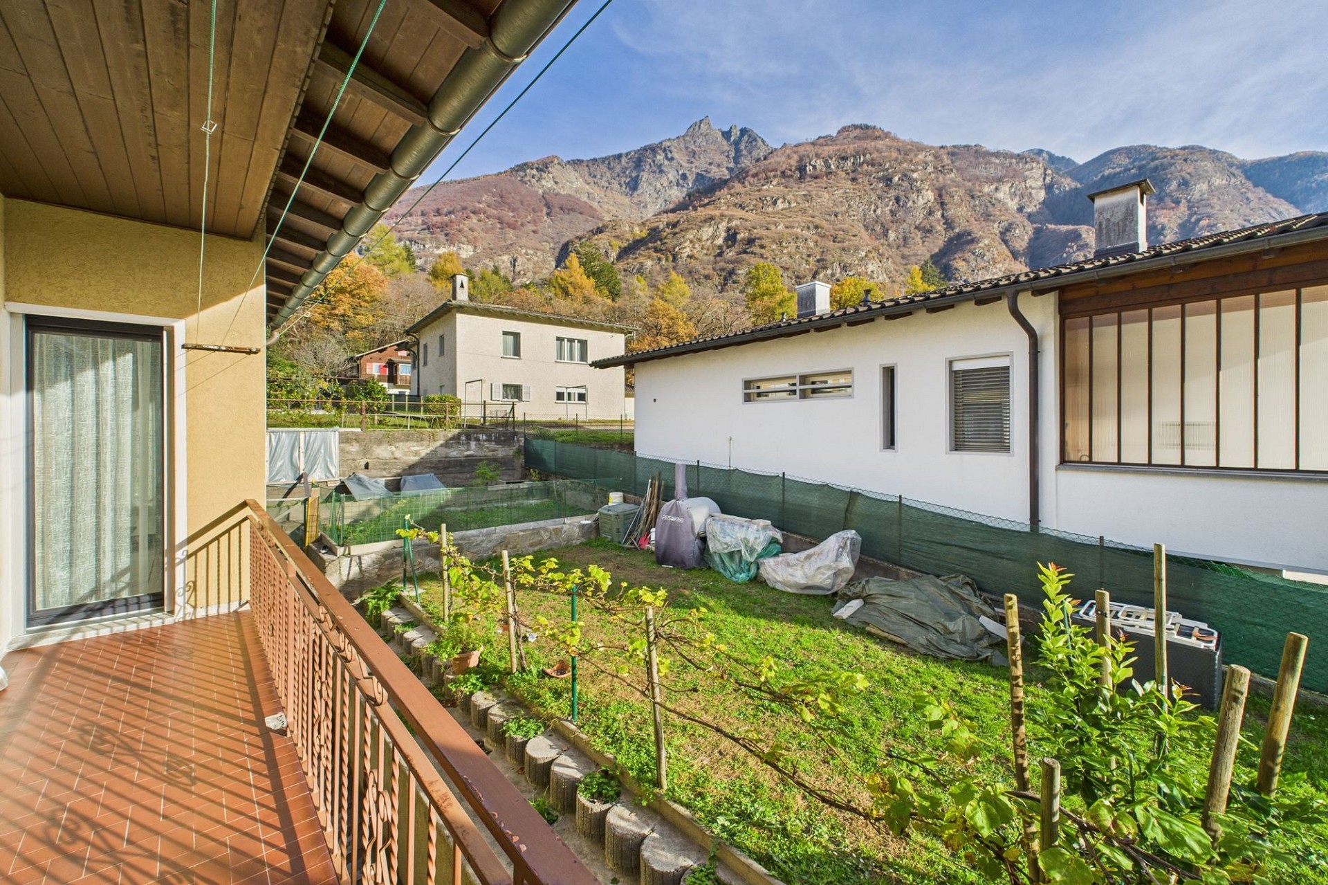 Balkon mit Bergblick und Garten