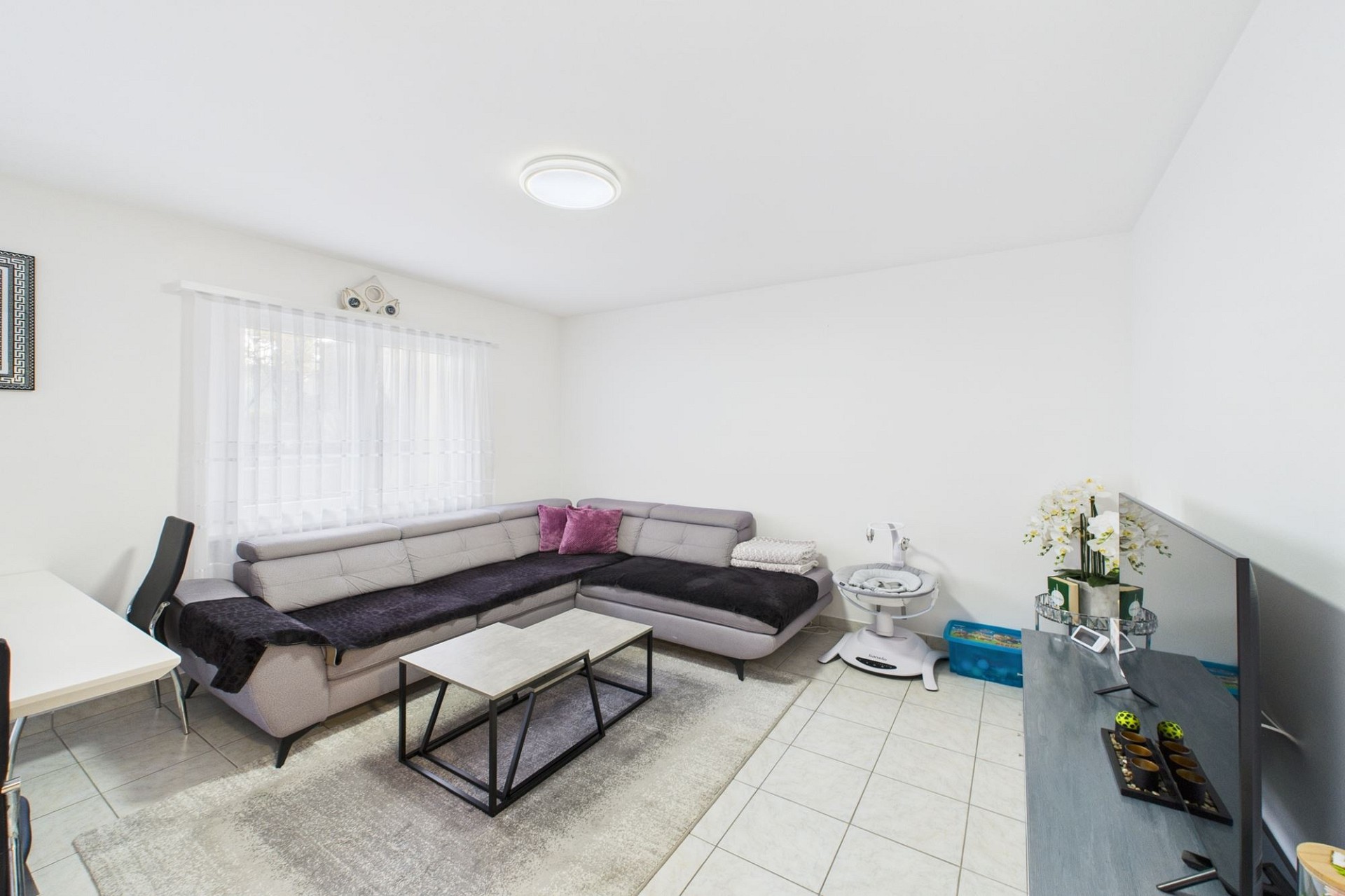 Helles Wohnzimmer mit Ecksofa