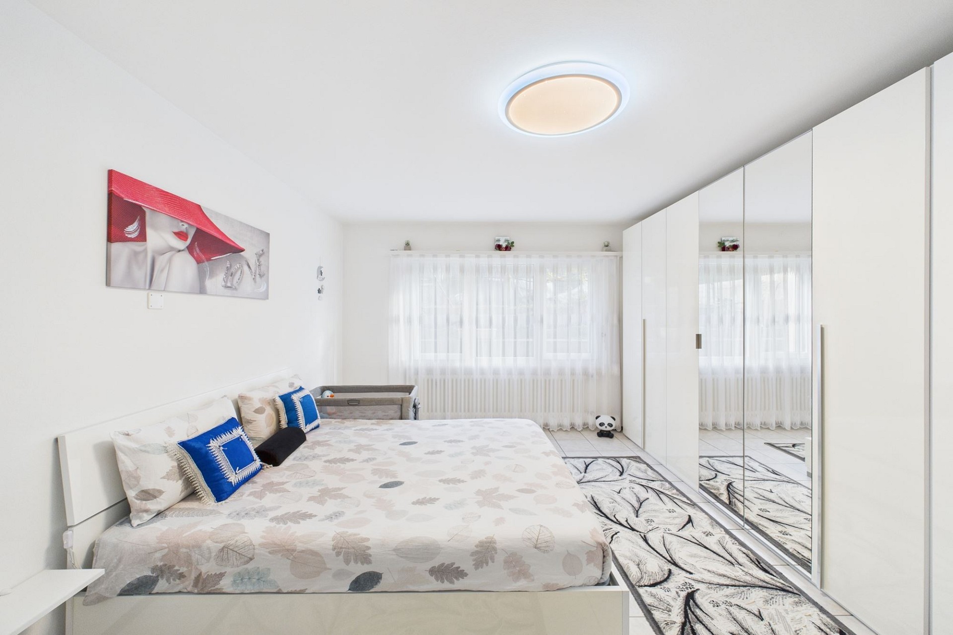 Helles Schlafzimmer mit Kleiderschrank und Bett
