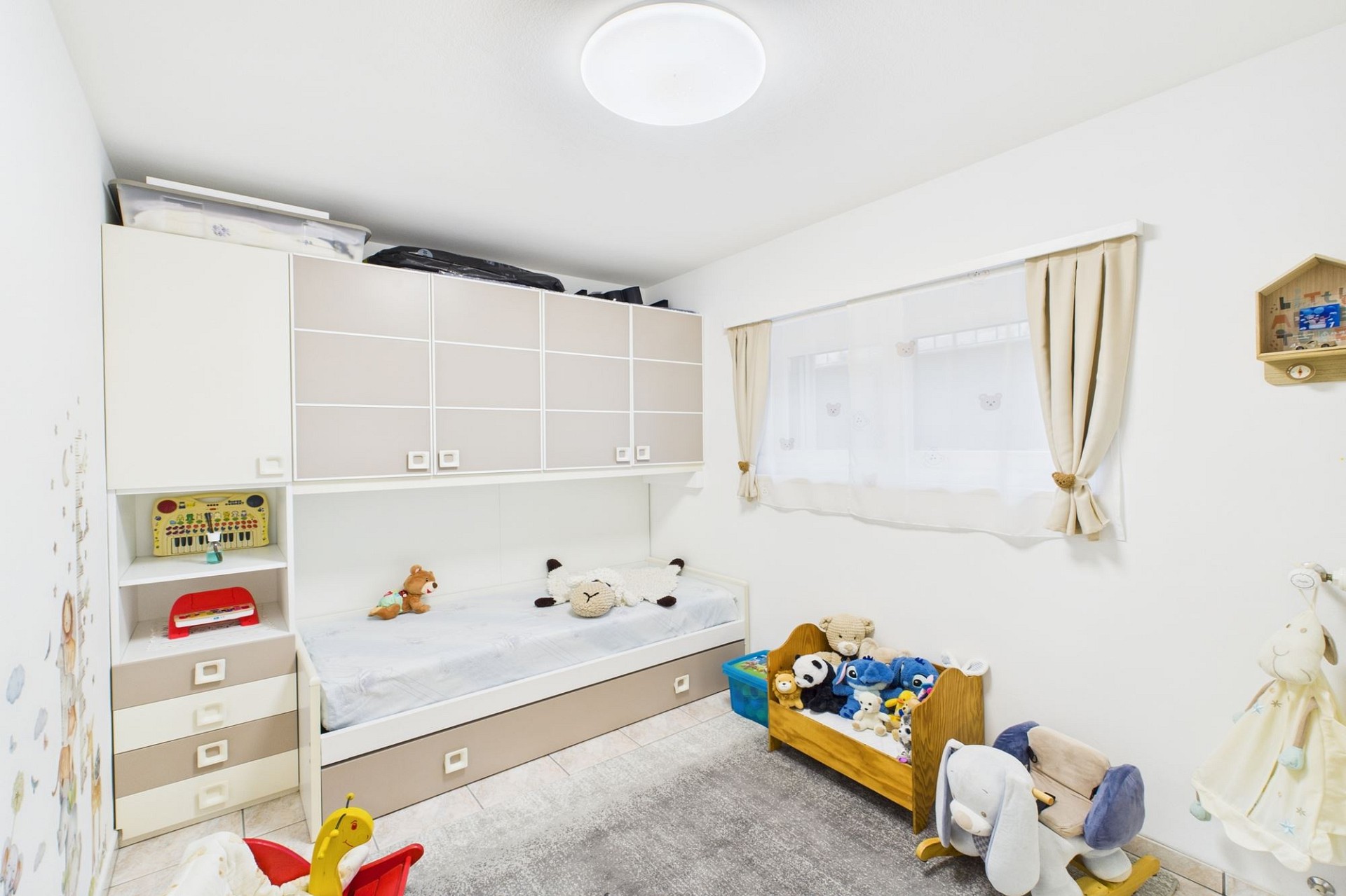 Helles Kinderzimmer mit Einbaumöbeln
