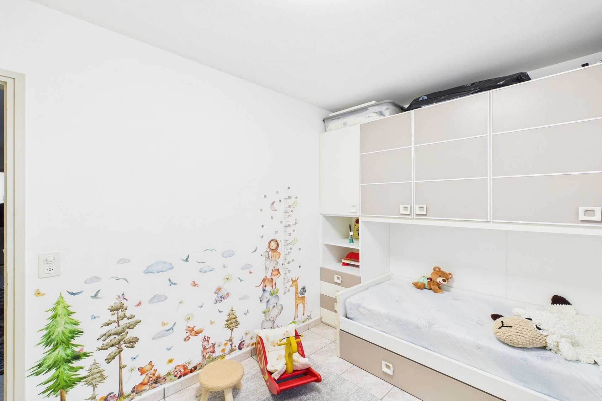 Kinderzimmer mit Einbauschränken