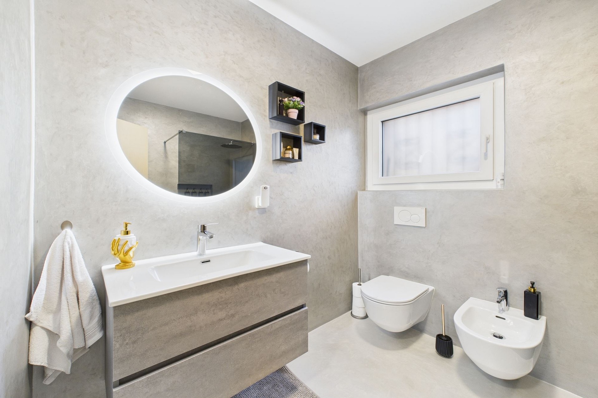 Modernes Badezimmer mit Waschtisch und WC