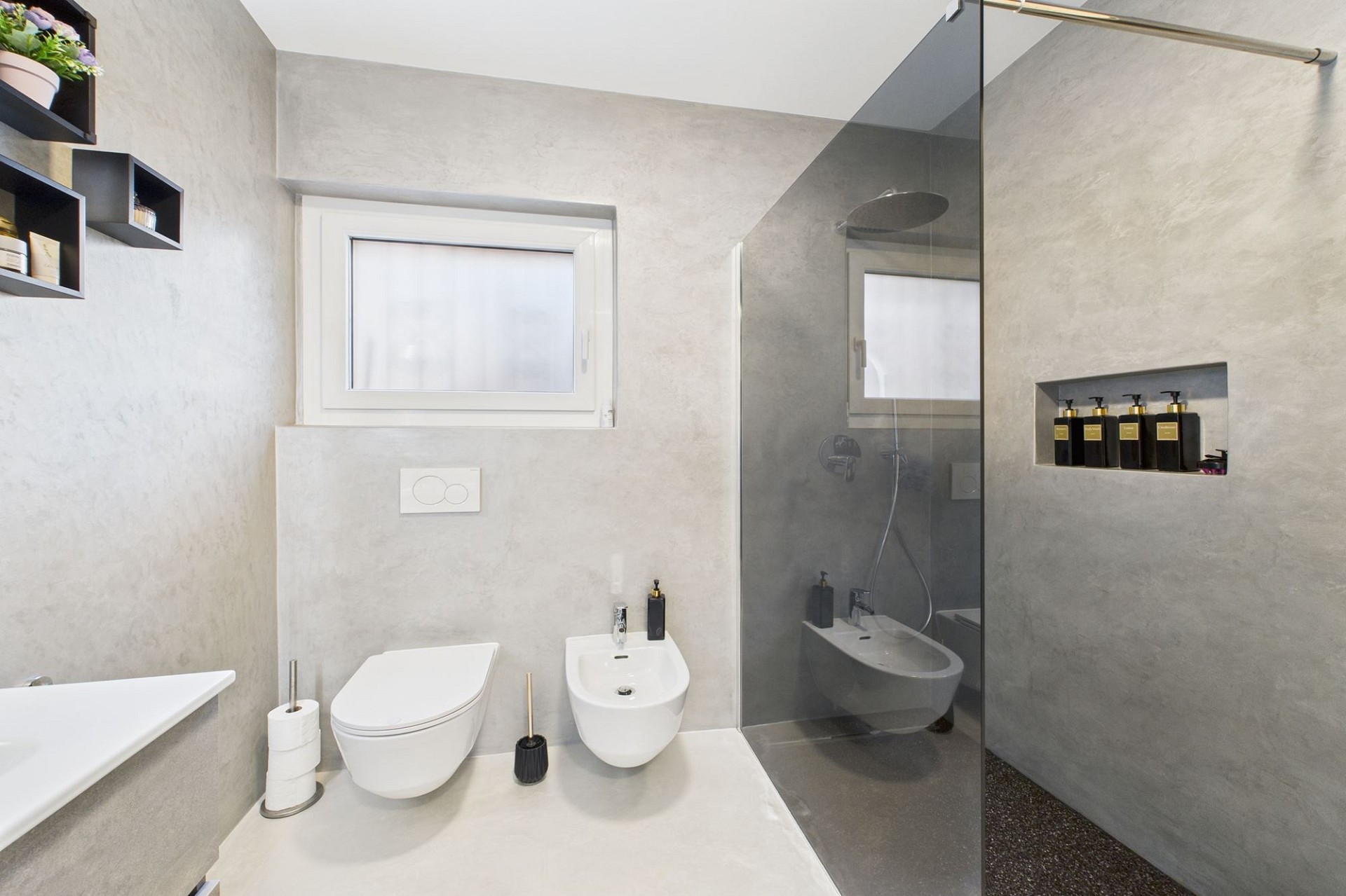 Modernes Bad mit begehbarer Dusche