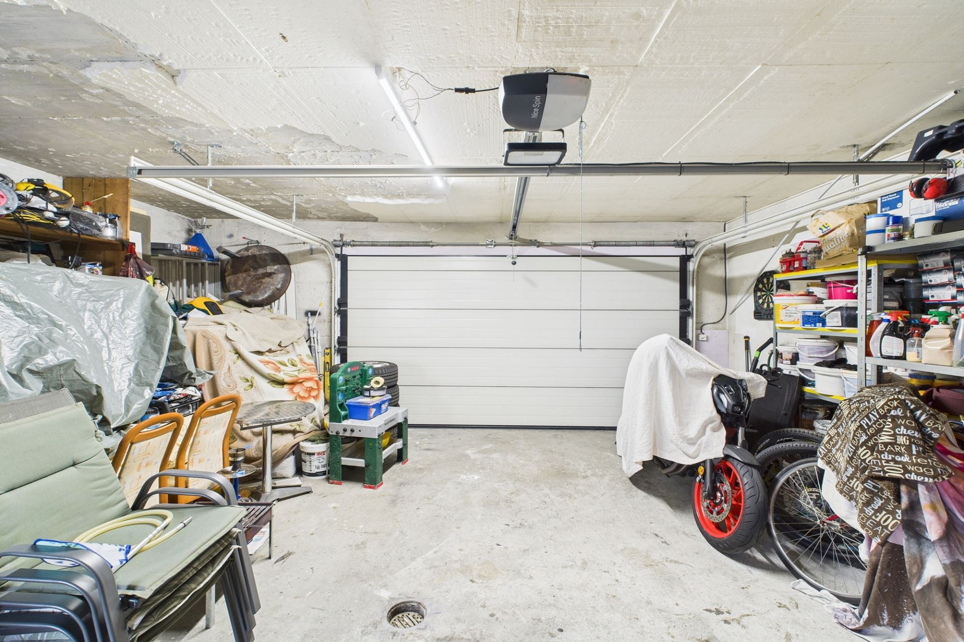 Geräumige, vollgestellte Garage mit Sektionaltor