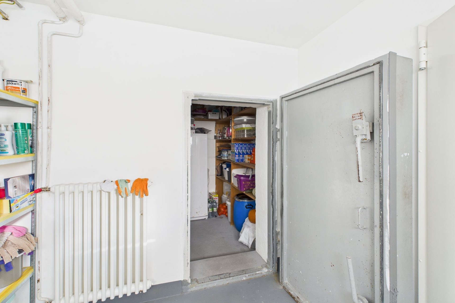 Hauswirtschaftsraum mit Tresortür