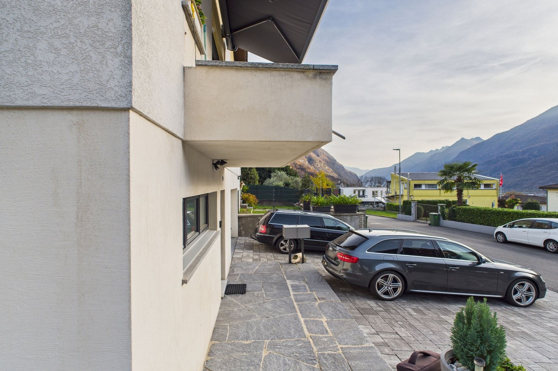Außenansicht einer Wohnimmobilie mit Bergblick