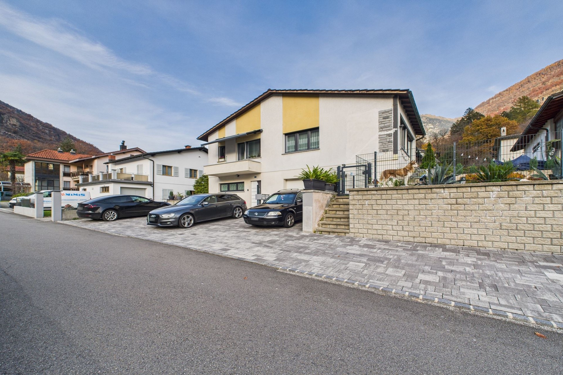 Wohnhaus mit Einfahrt und Bergkulisse