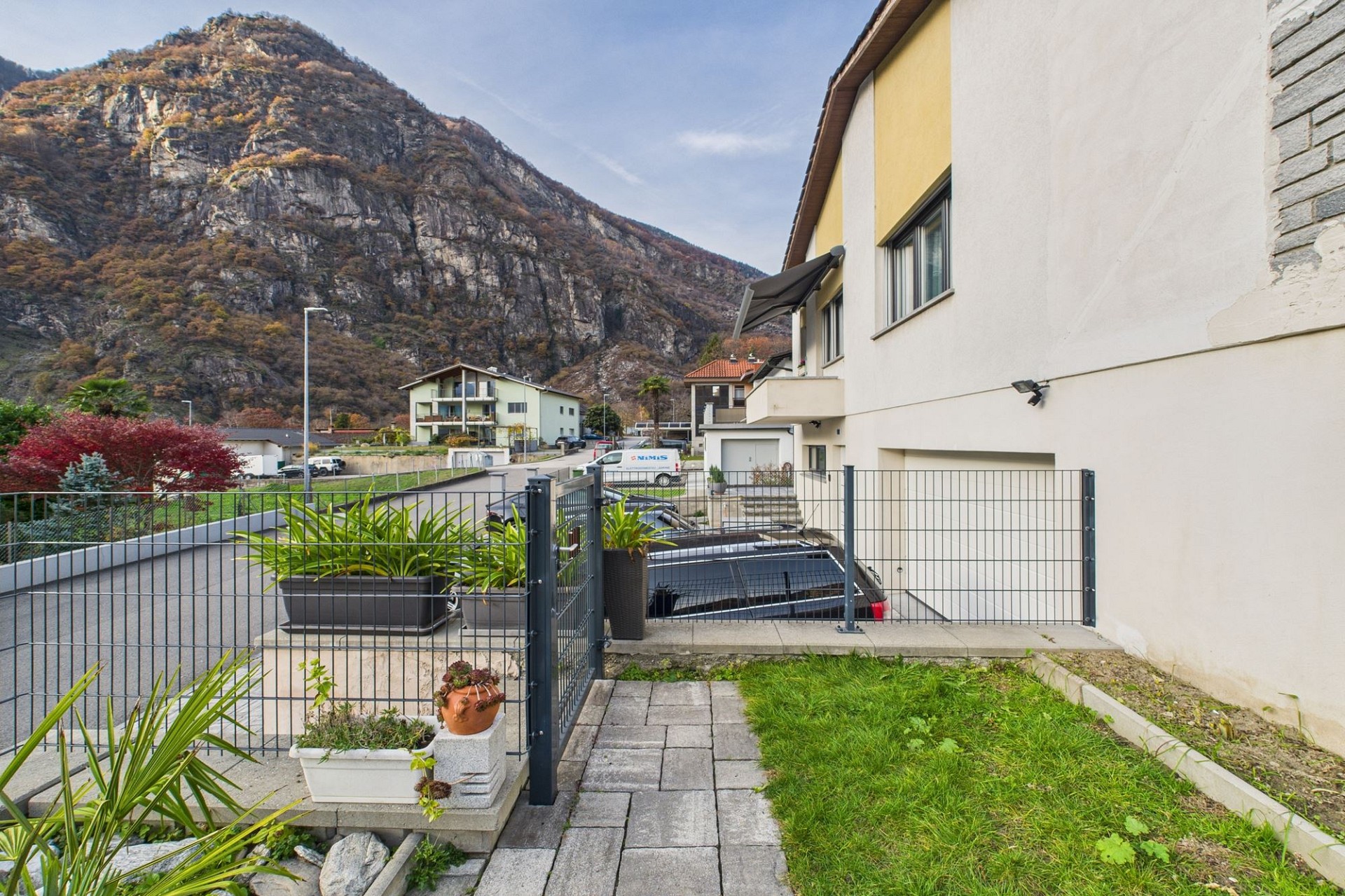 Außenansicht eines Wohnhauses mit Bergblick
