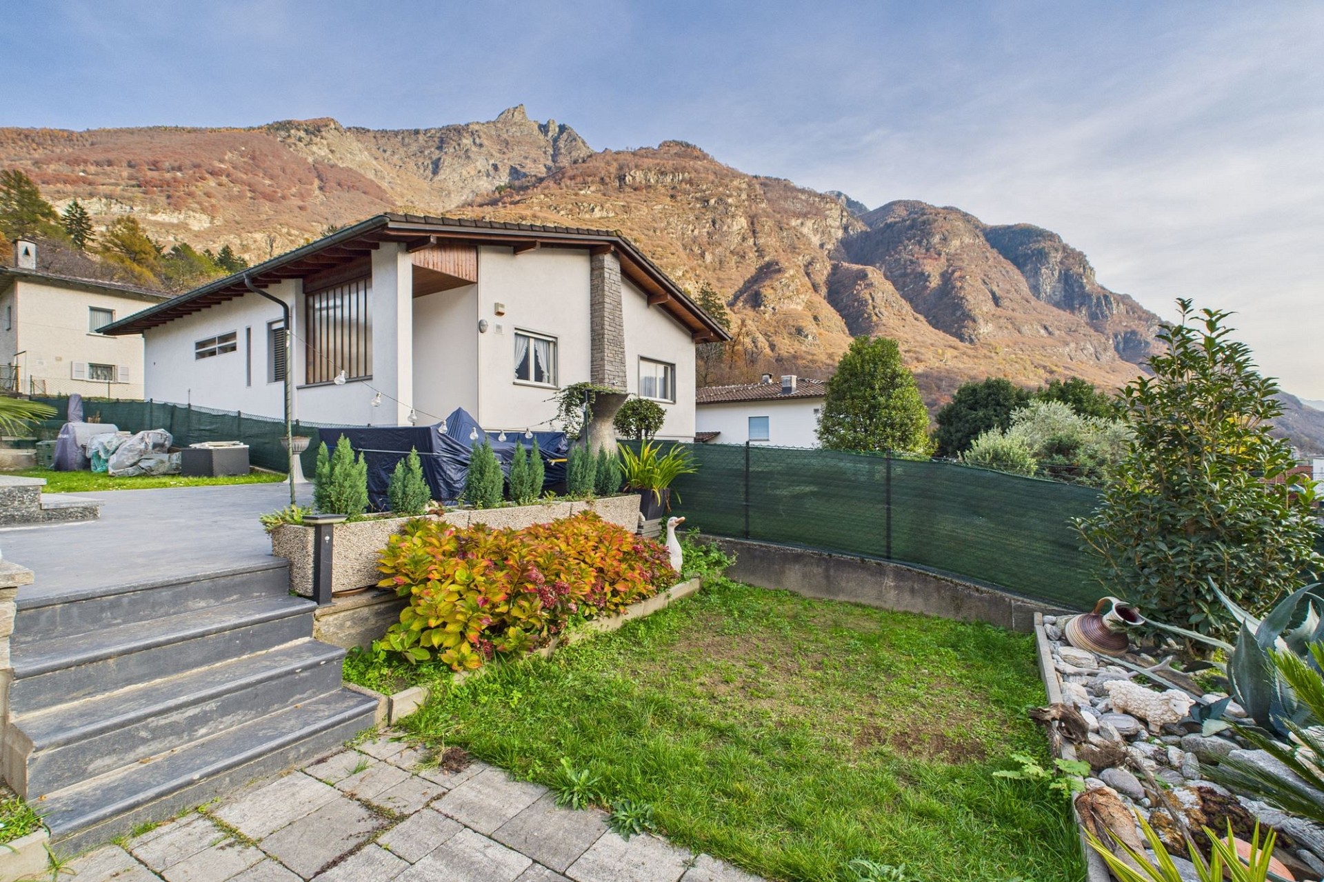 Haus mit Garten und Bergkulisse