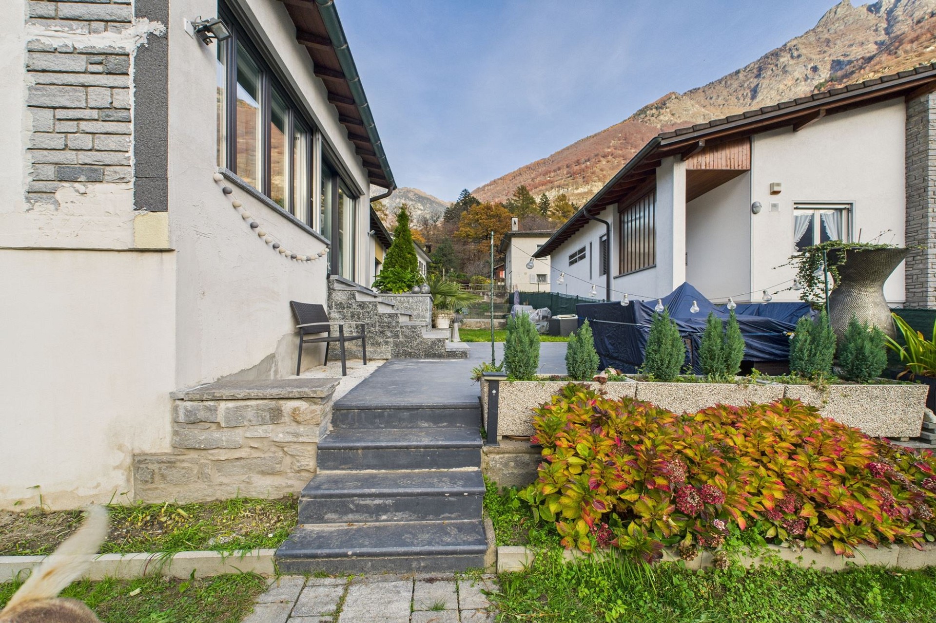 Haus mit Garten und Bergkulisse
