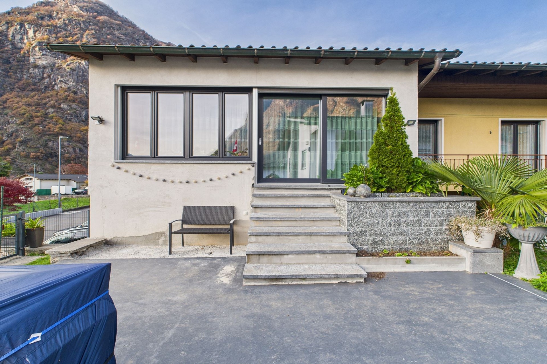 Außenansicht eines Hauses mit Terrasse und Bergkulisse