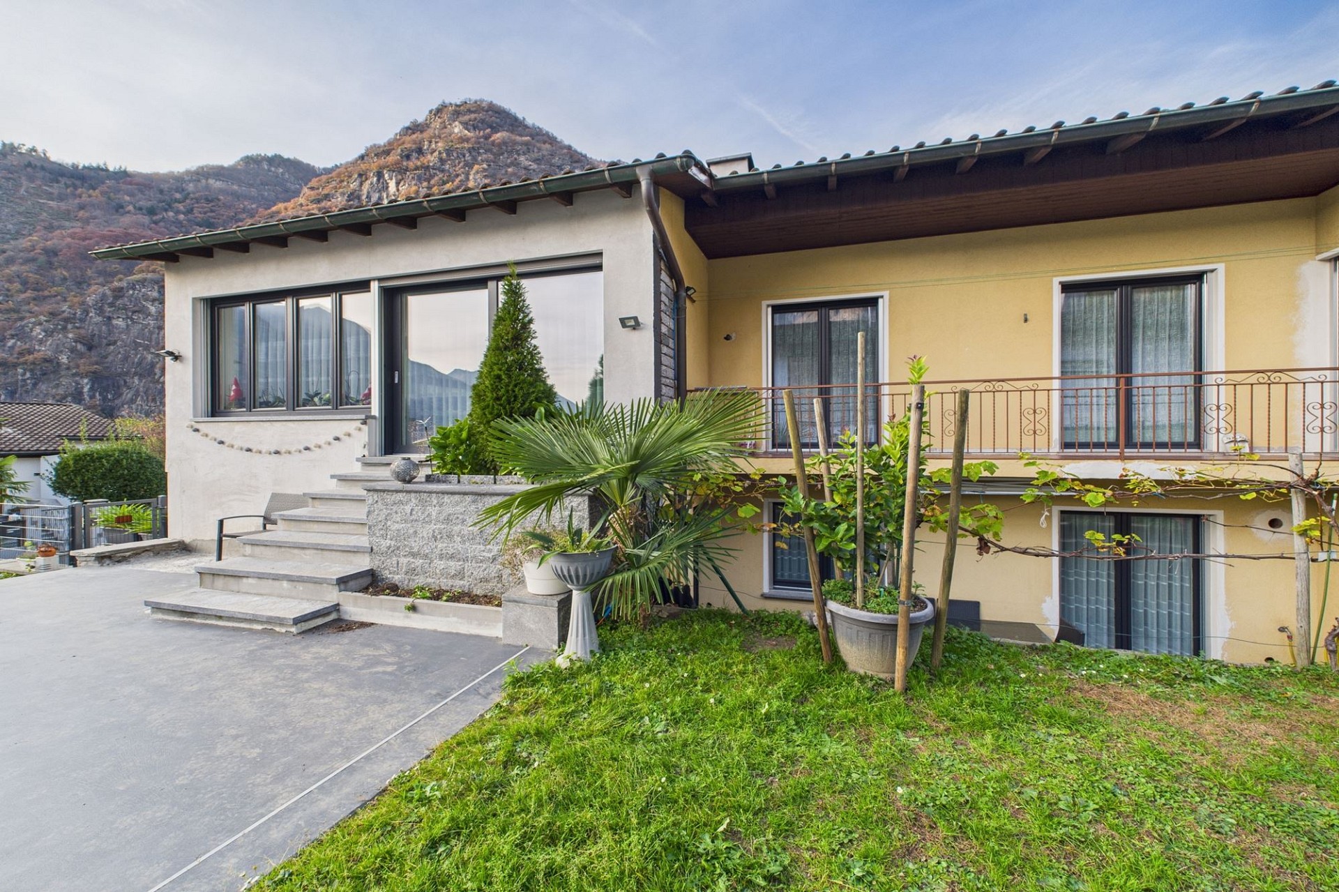 Außenansicht eines Hauses mit Bergkulisse