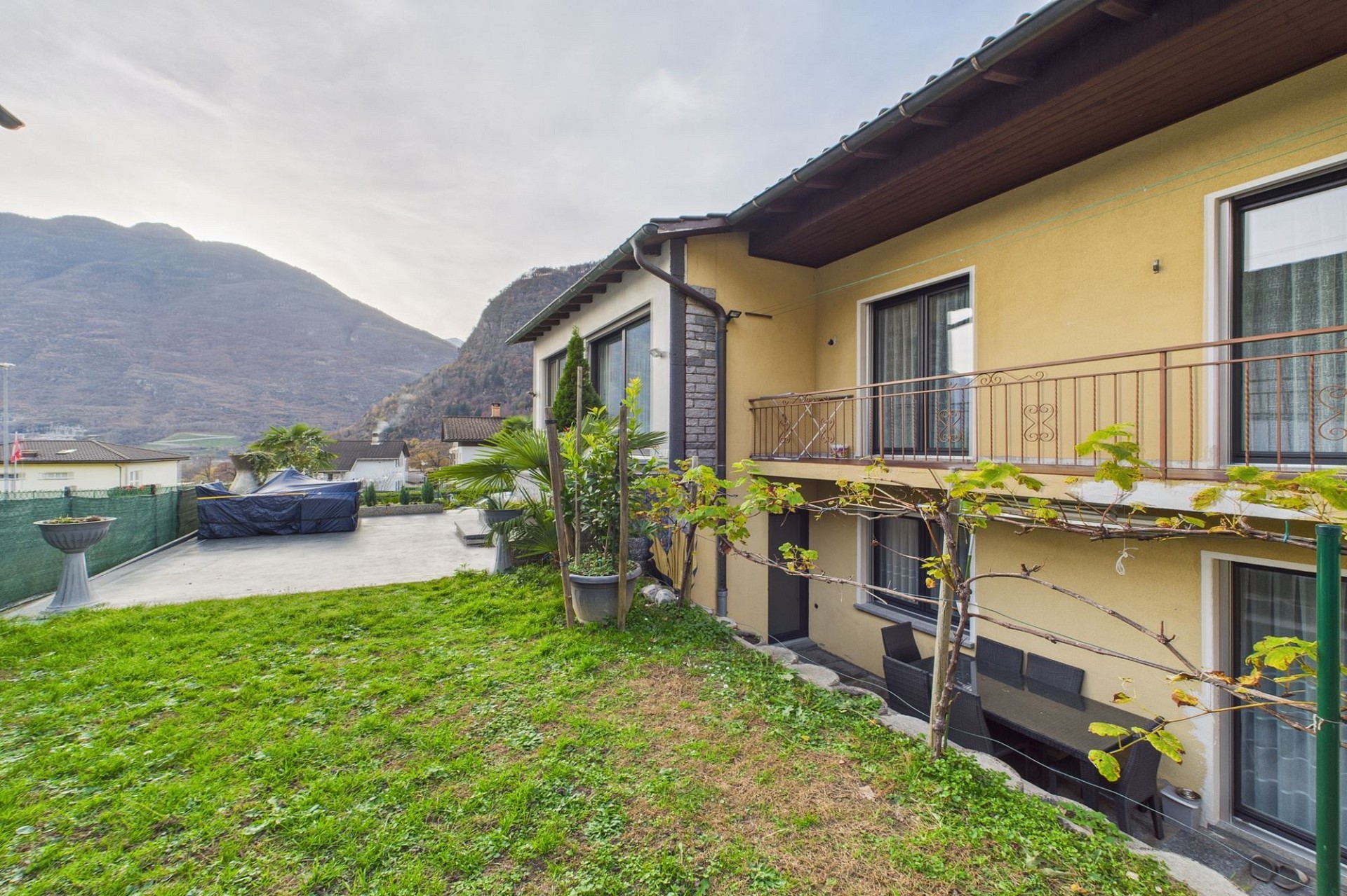 Außenansicht eines Hauses mit Garten und Bergblick