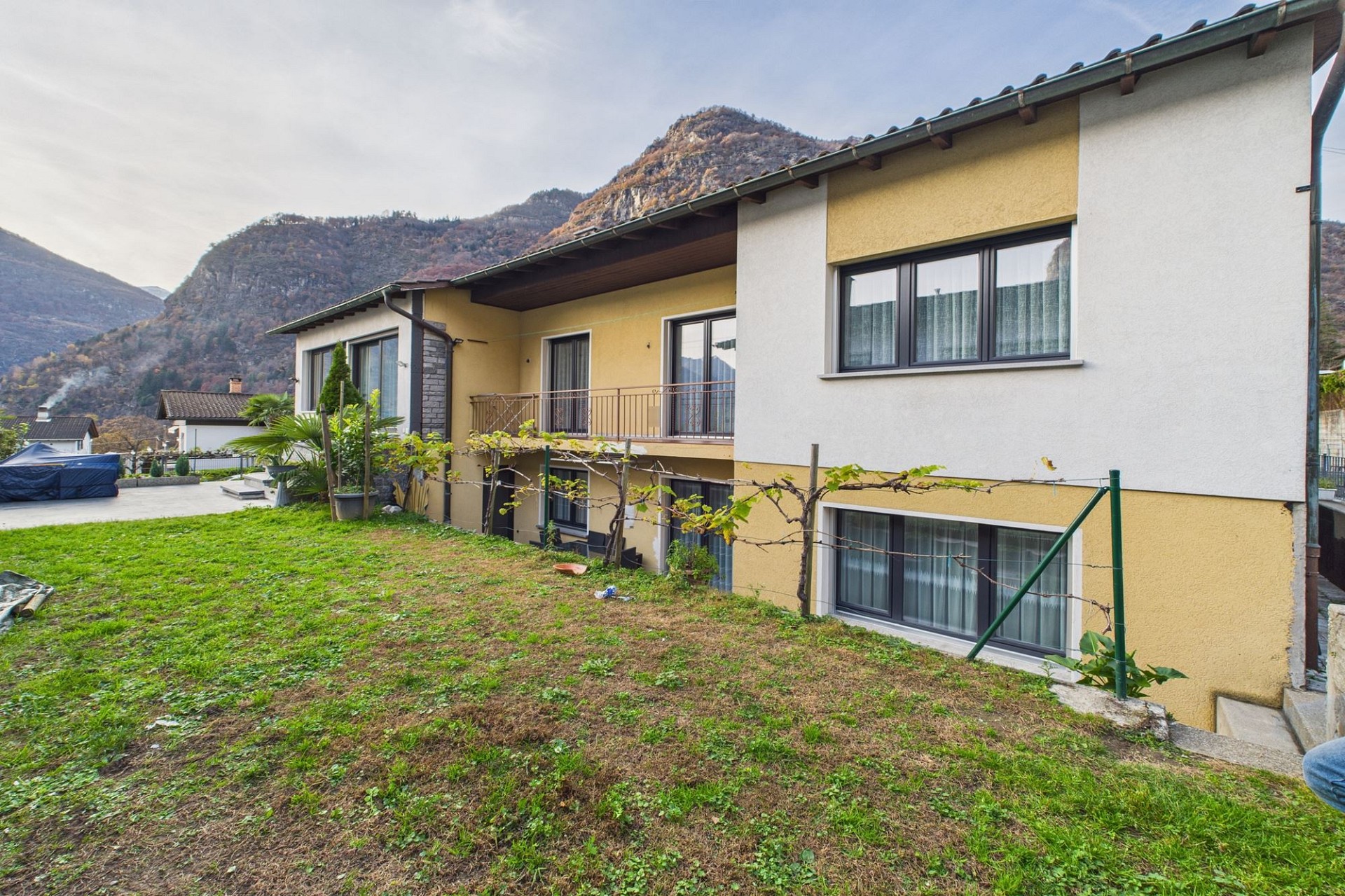 Bergseitiges Einfamilienhaus mit Garten