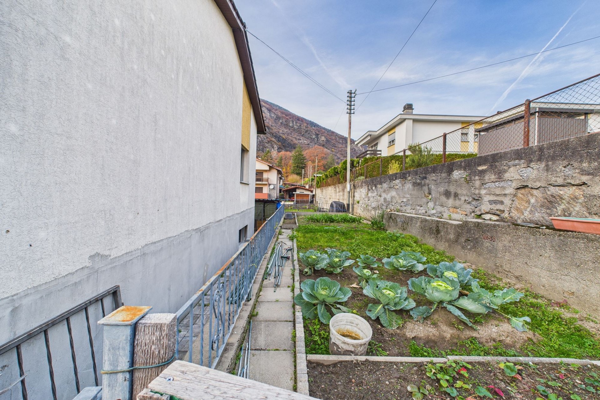 Garten mit Beet und Seitenhof