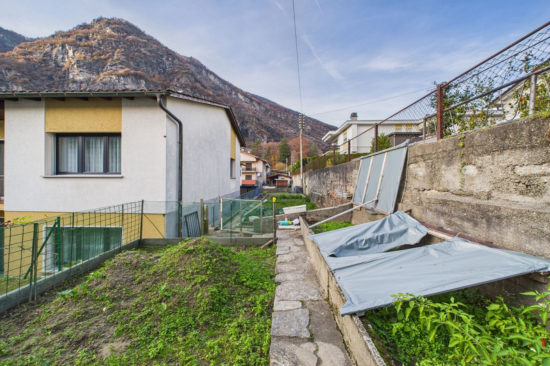 Hanglage mit Haus und Garten