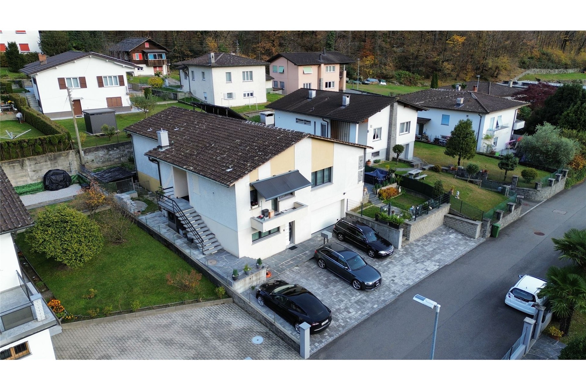 Luftaufnahme eines Wohnhauses in einer Vorortsiedlung