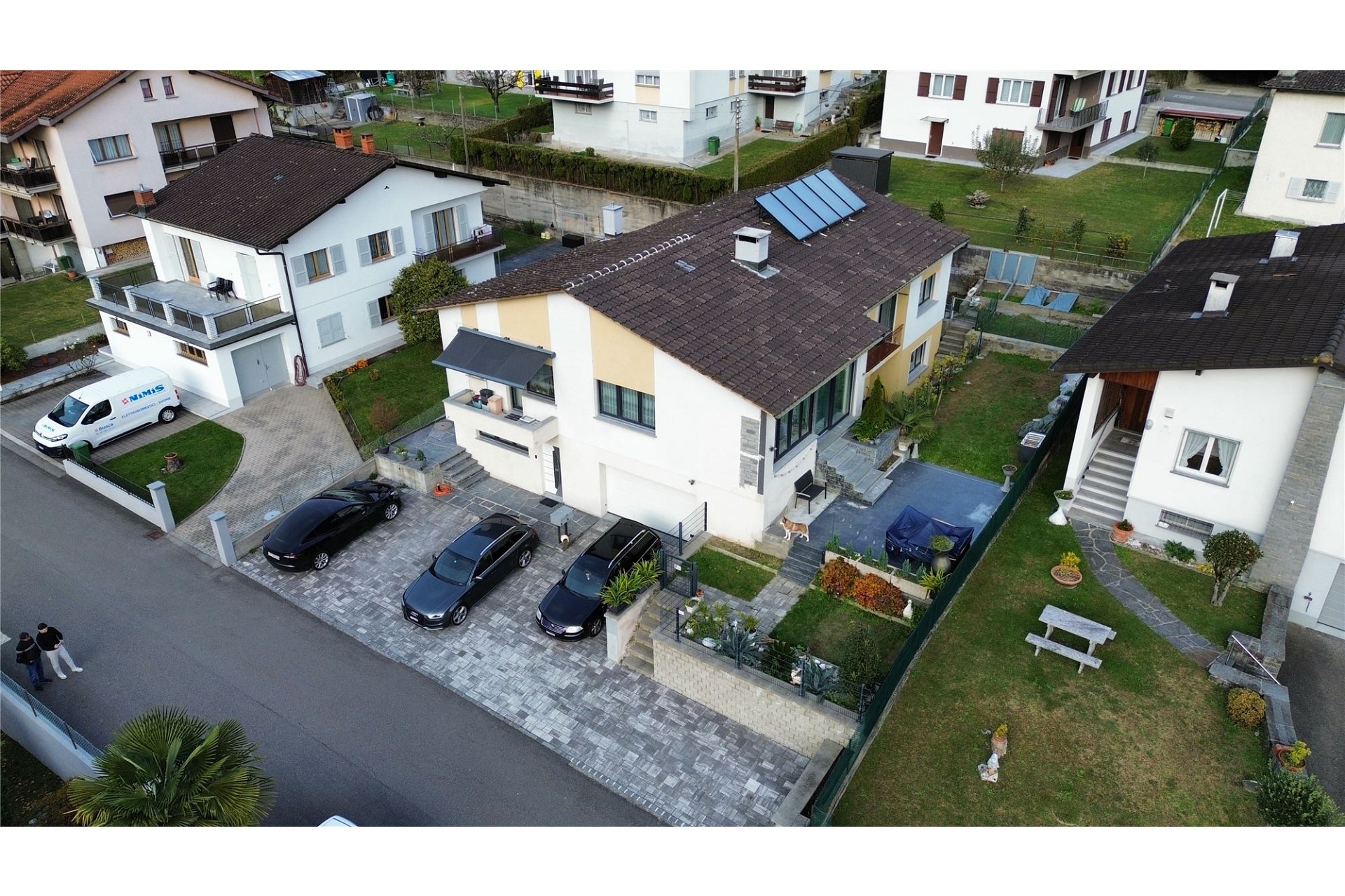 Luftaufnahme eines Wohnhauses mit Garten und Einfahrt