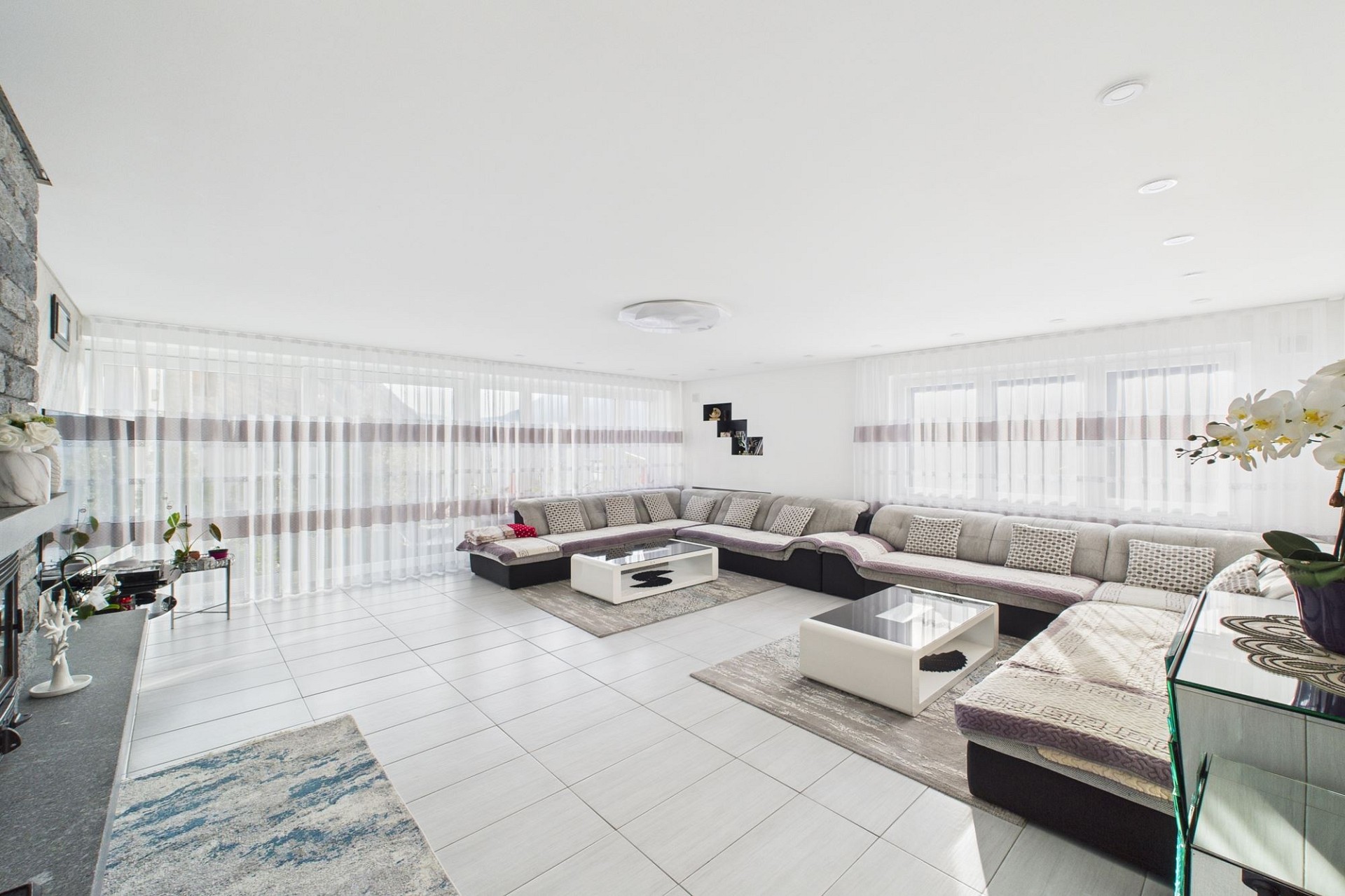 Großzügiges, helles Wohnzimmer