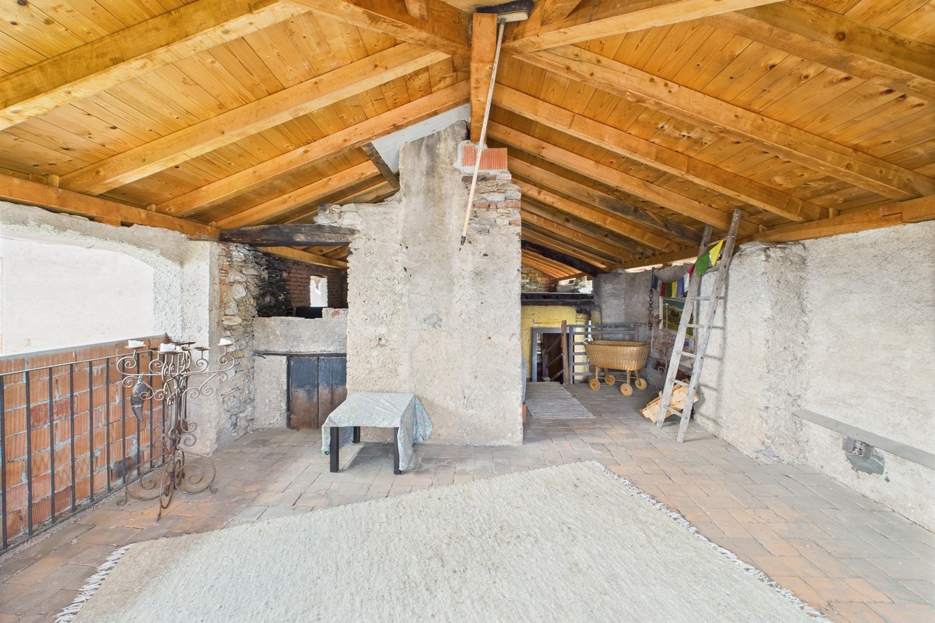 Rustikaler Dachboden mit Holzbalken