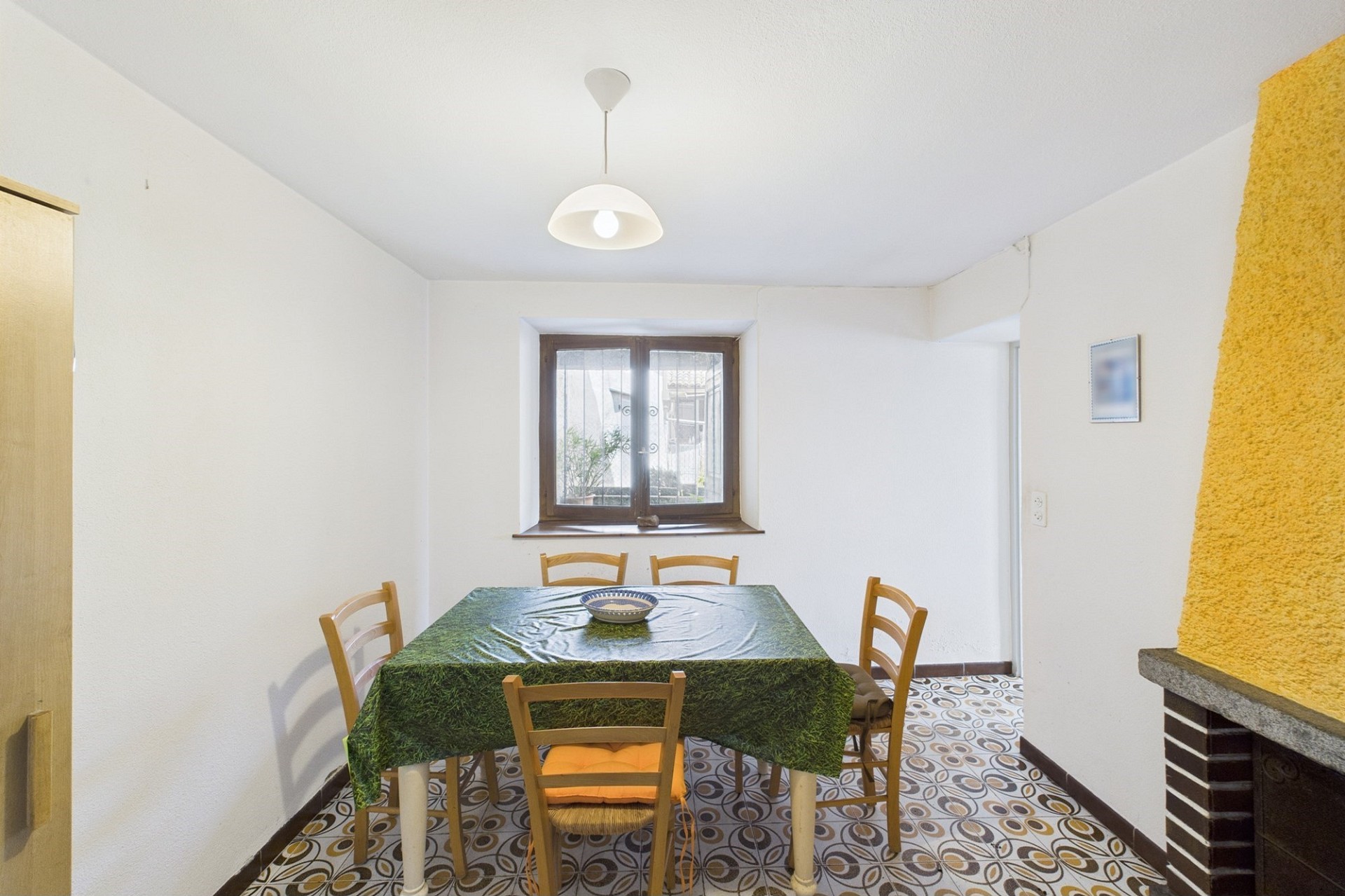 Esszimmer mit Vintage-Fliesenboden