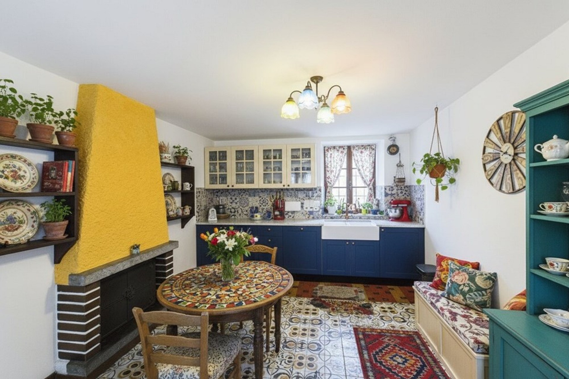 Bunte Landhausküche mit Essbereich