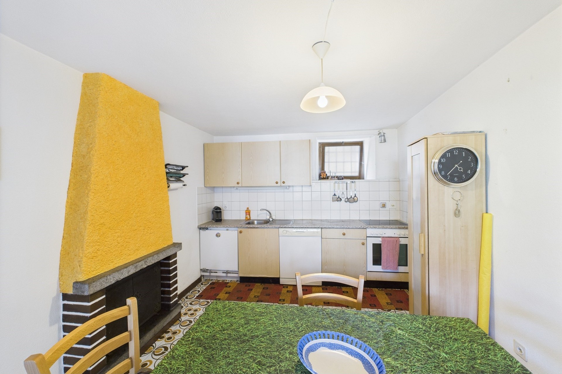 Kleine Küche mit Essbereich und Kamin
