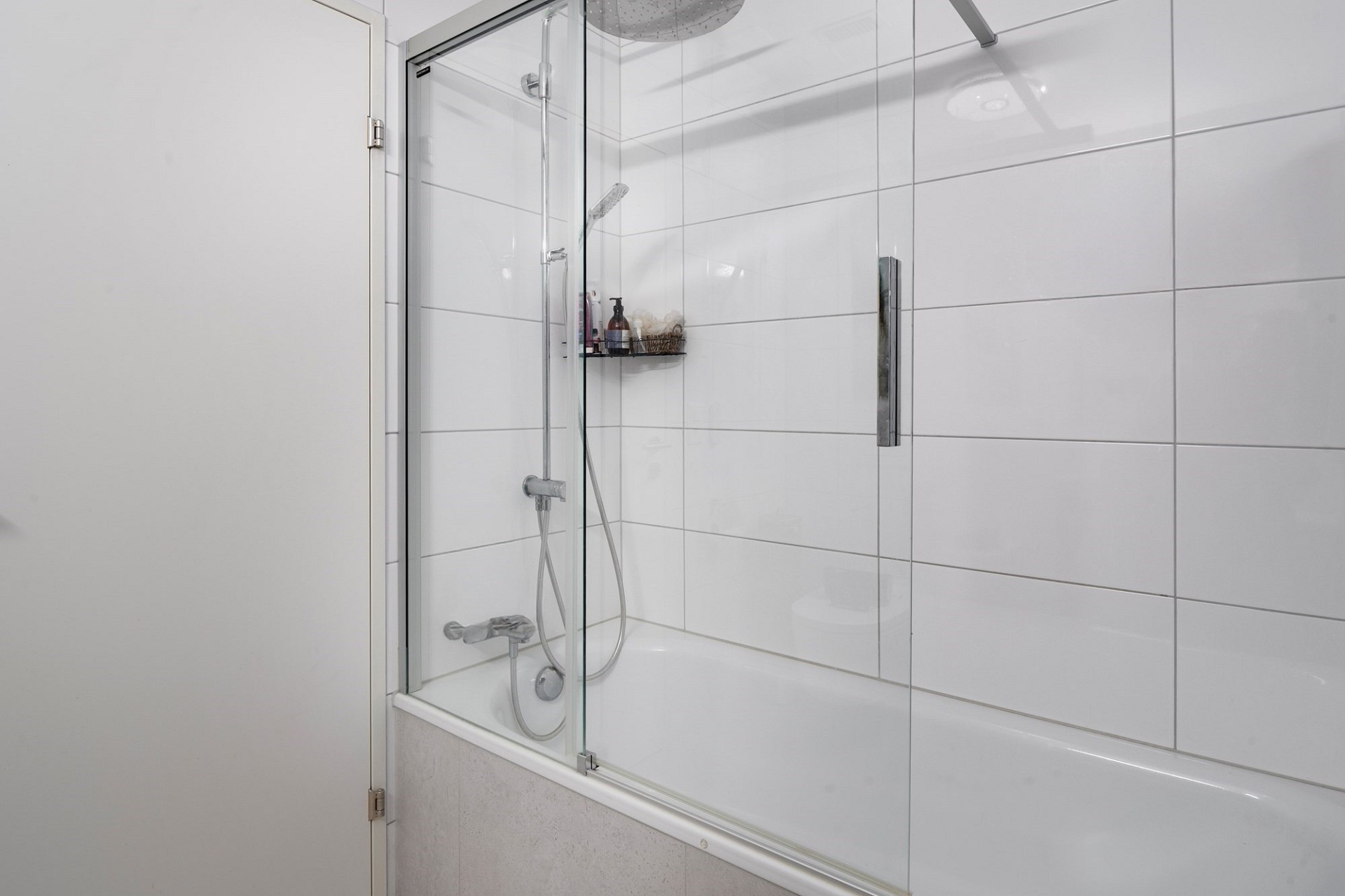 Modernes Duschbad mit Glasabtrennung