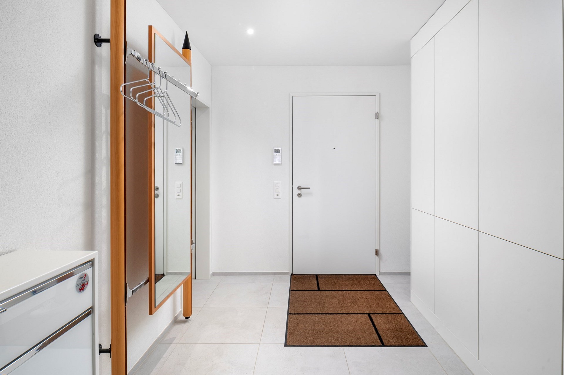 Heller Eingangsbereich mit Garderobe und Einbauschränken