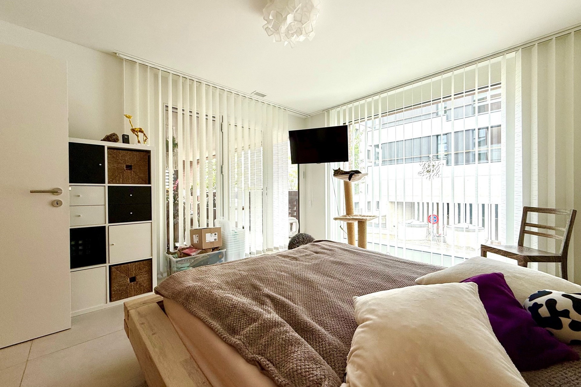Helles Schlafzimmer mit großer Fensterfront