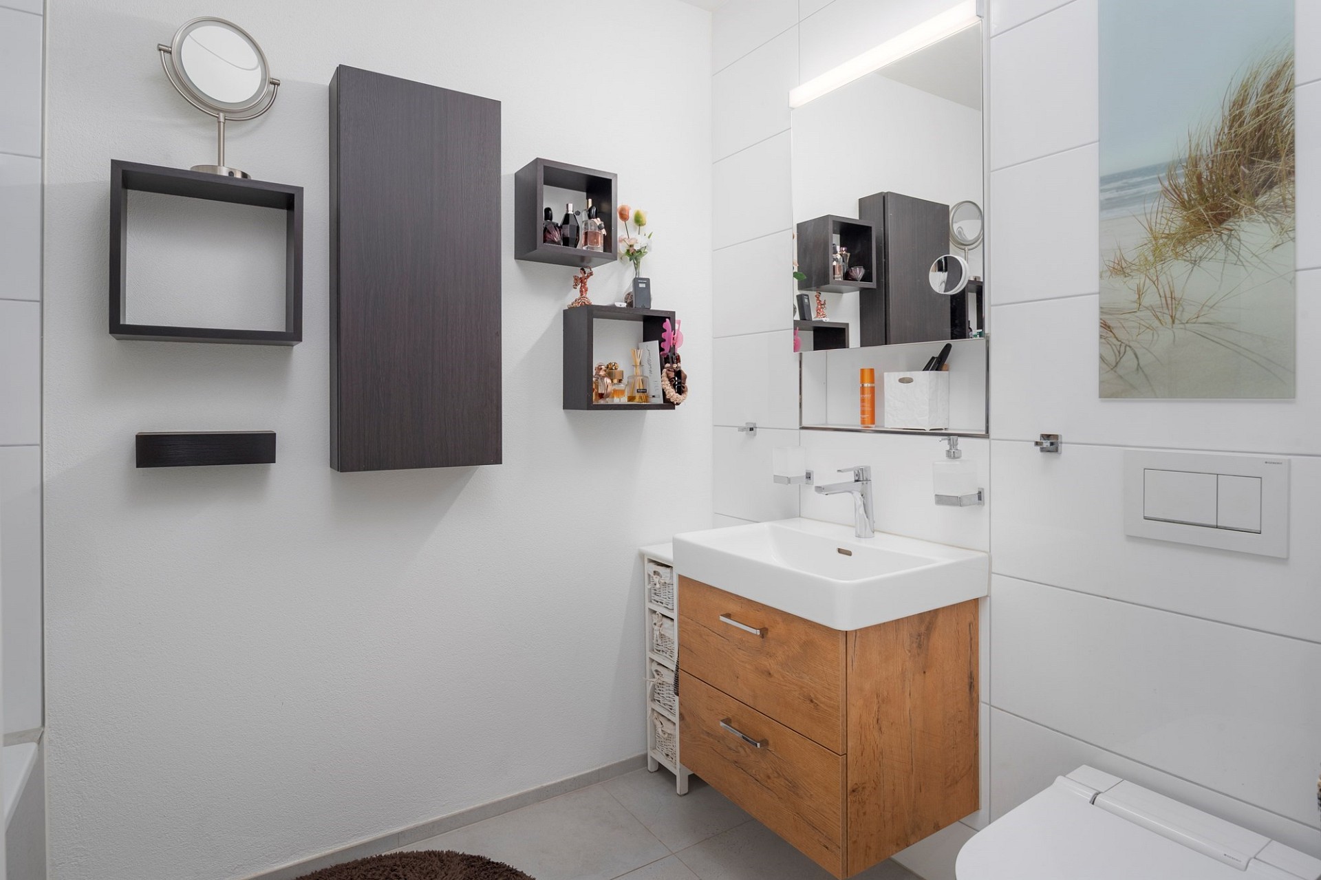 Modernes Gäste-WC mit Holz-Waschtischunterschrank