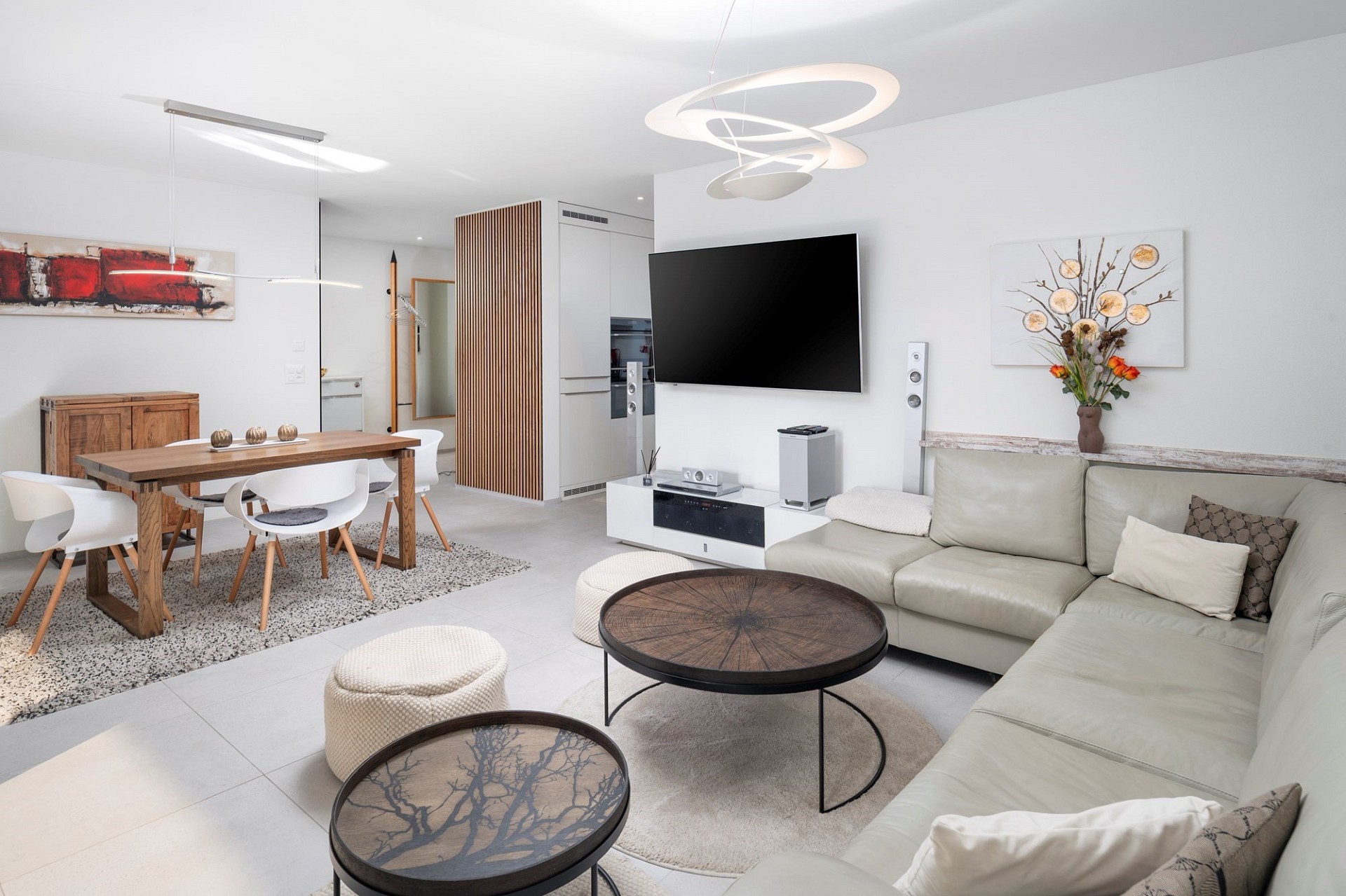 Modernes, helles Wohn-Esszimmer mit offener Küche
