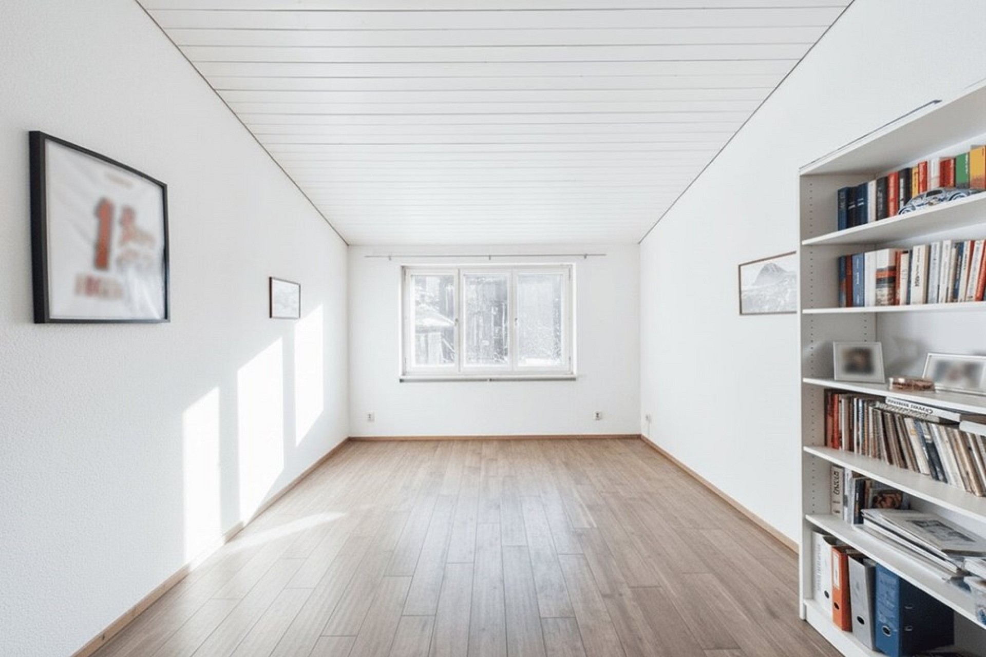 Heller leerer Raum mit Bücherregal