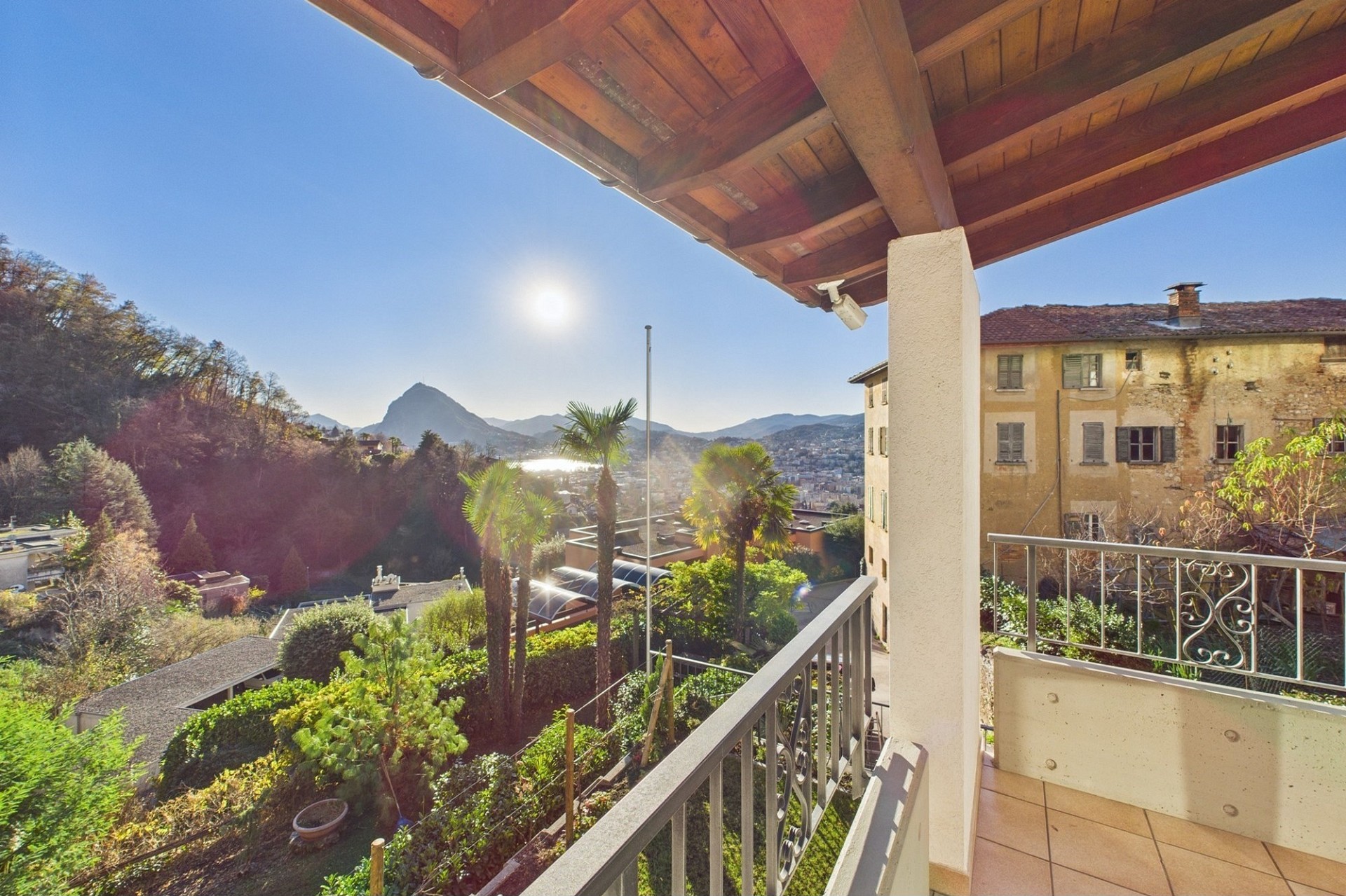 Balkon mit Berg- und Stadtblick