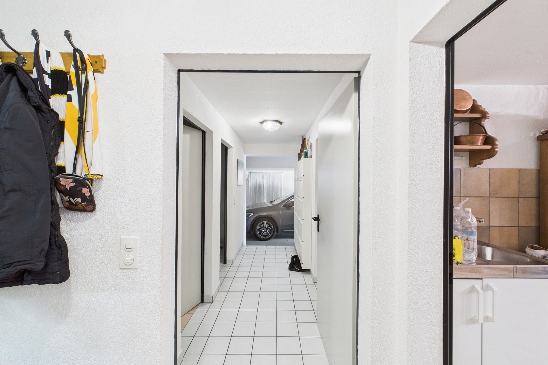Eingangsbereich mit Blick in den Flur und zur Garage
