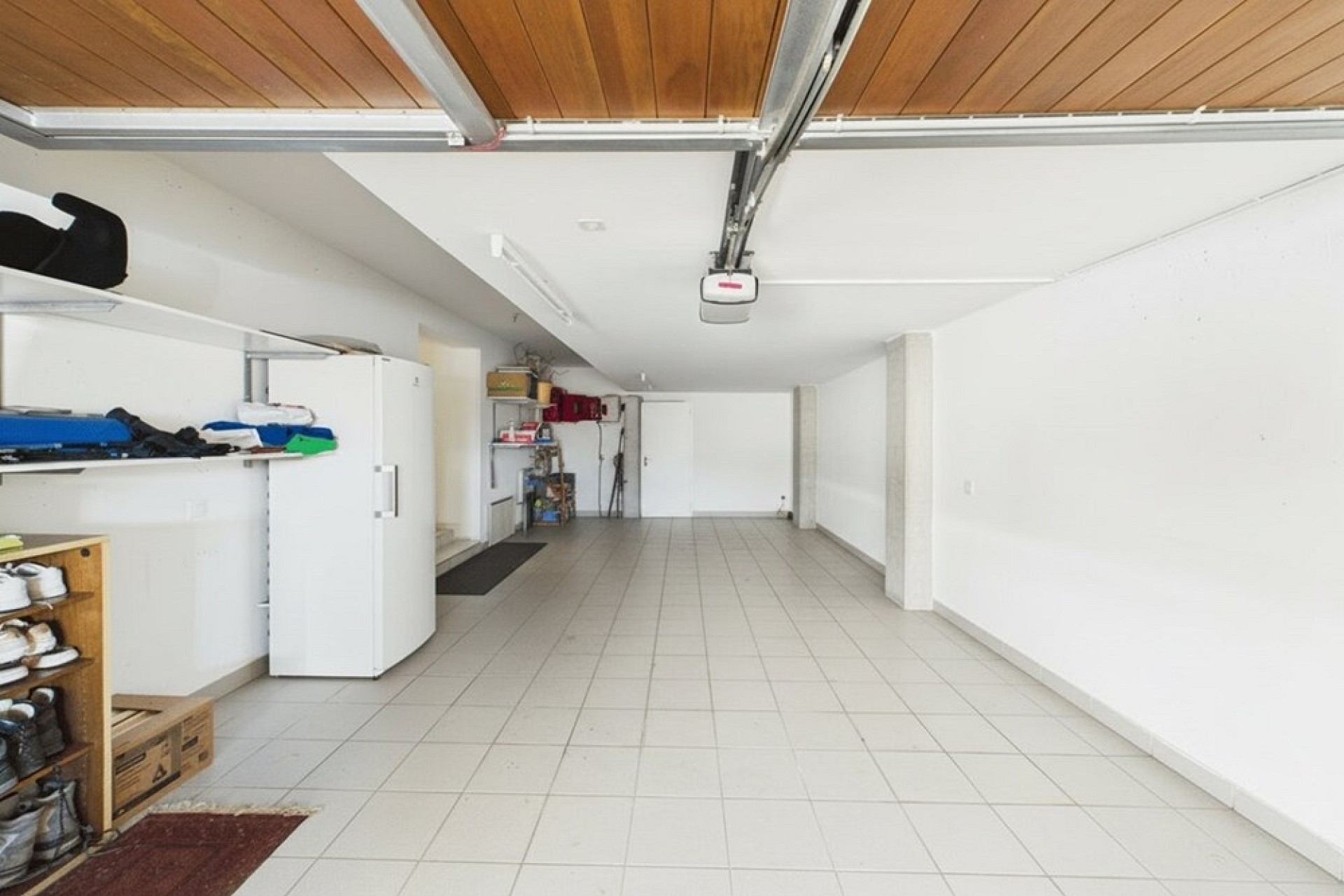 Große Garage mit Fliesenboden