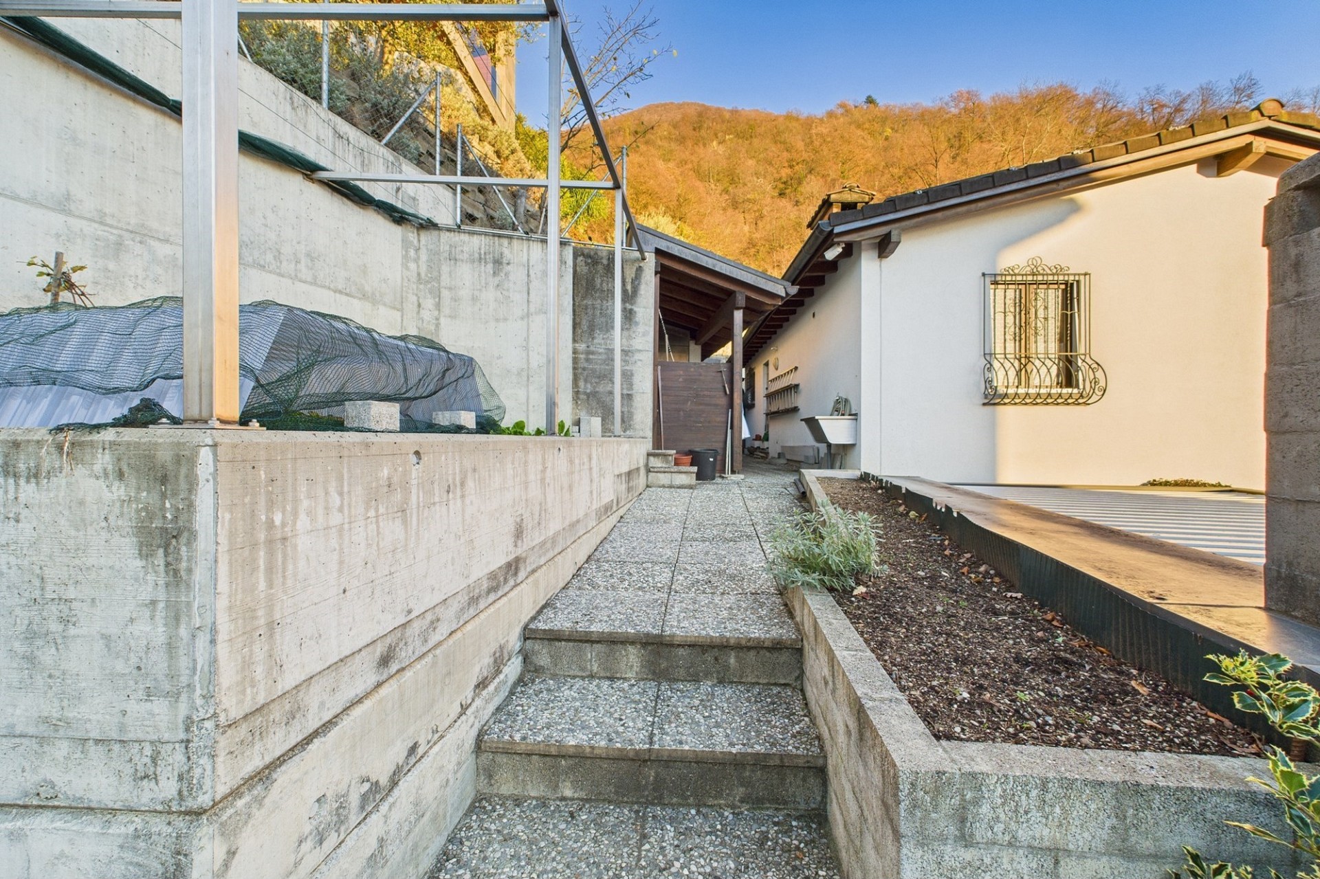 Außenbereich mit Treppenaufgang und Nebengebäude
