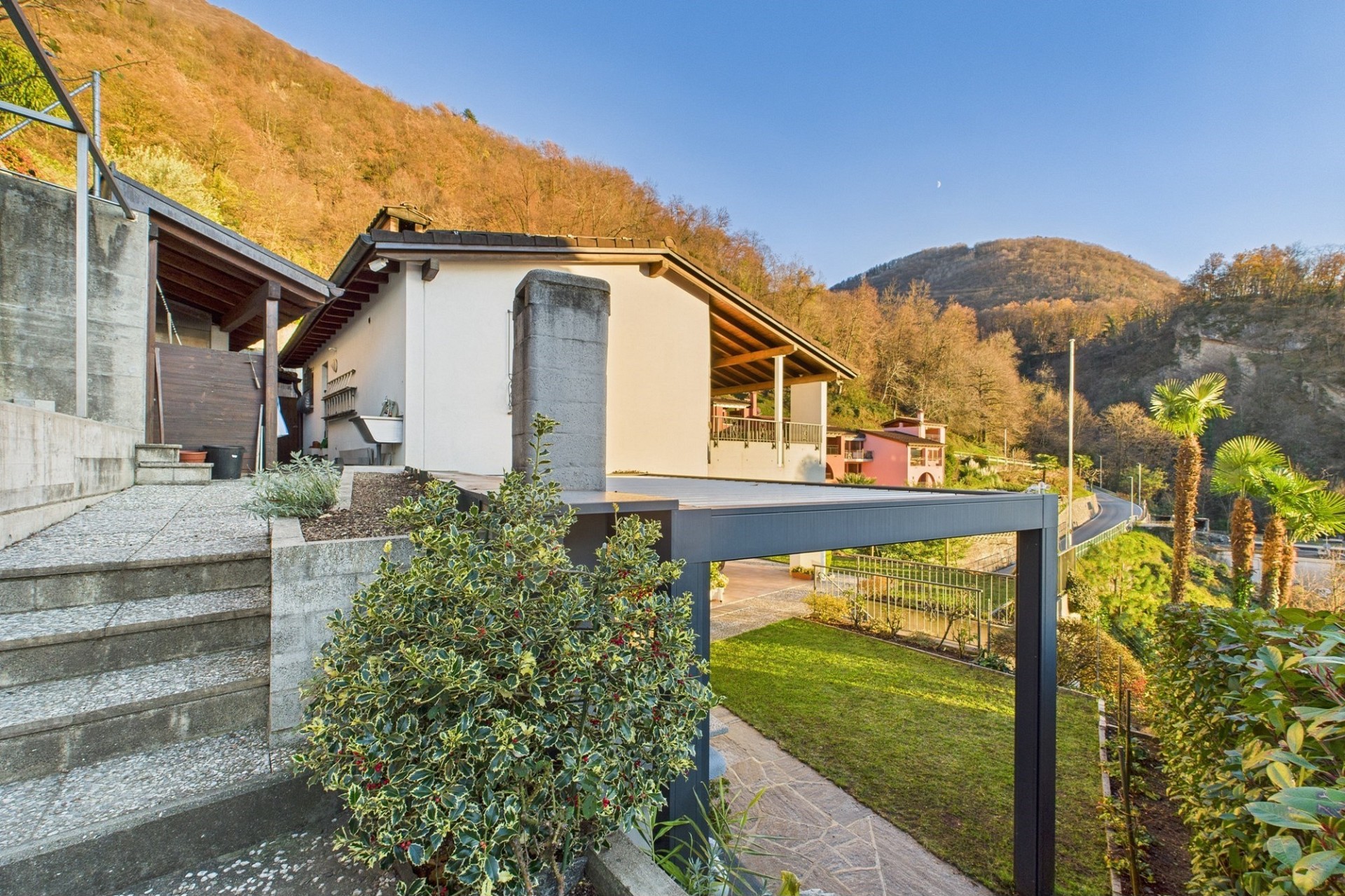 Außenansicht eines Hanghauses mit Bergblick