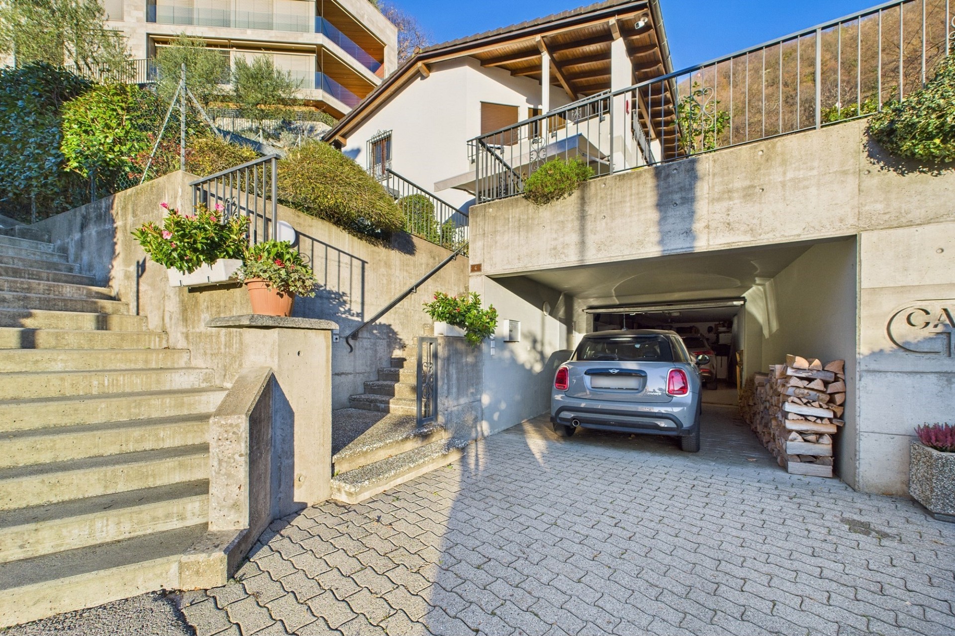 Zufahrt mit Garage und Hanglage
