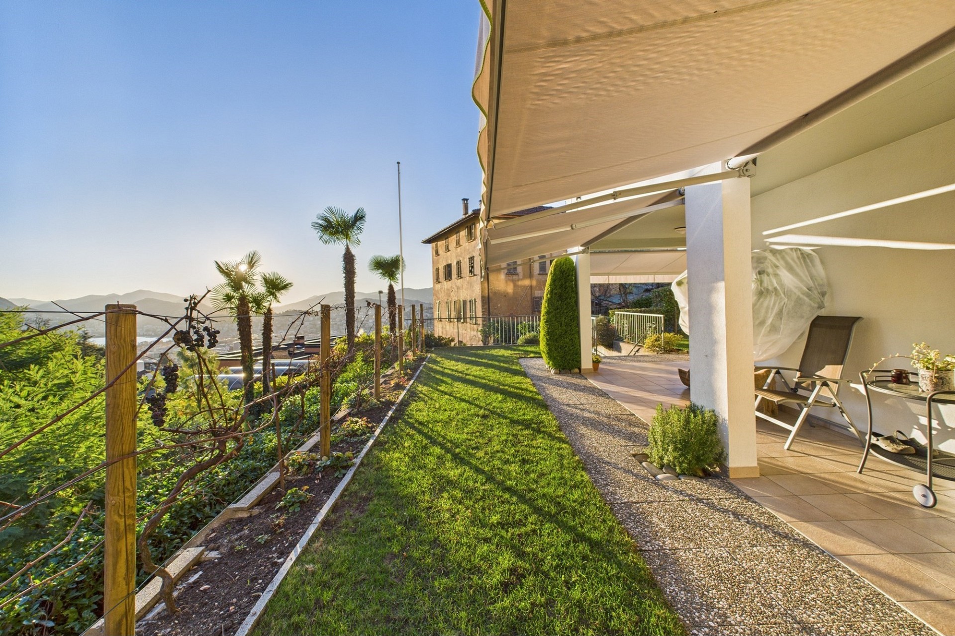 Terrasse mit Garten und Bergblick