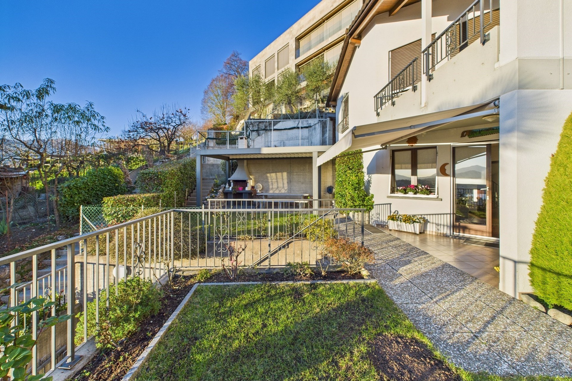 Gartenansicht eines Hauses mit Terrasse