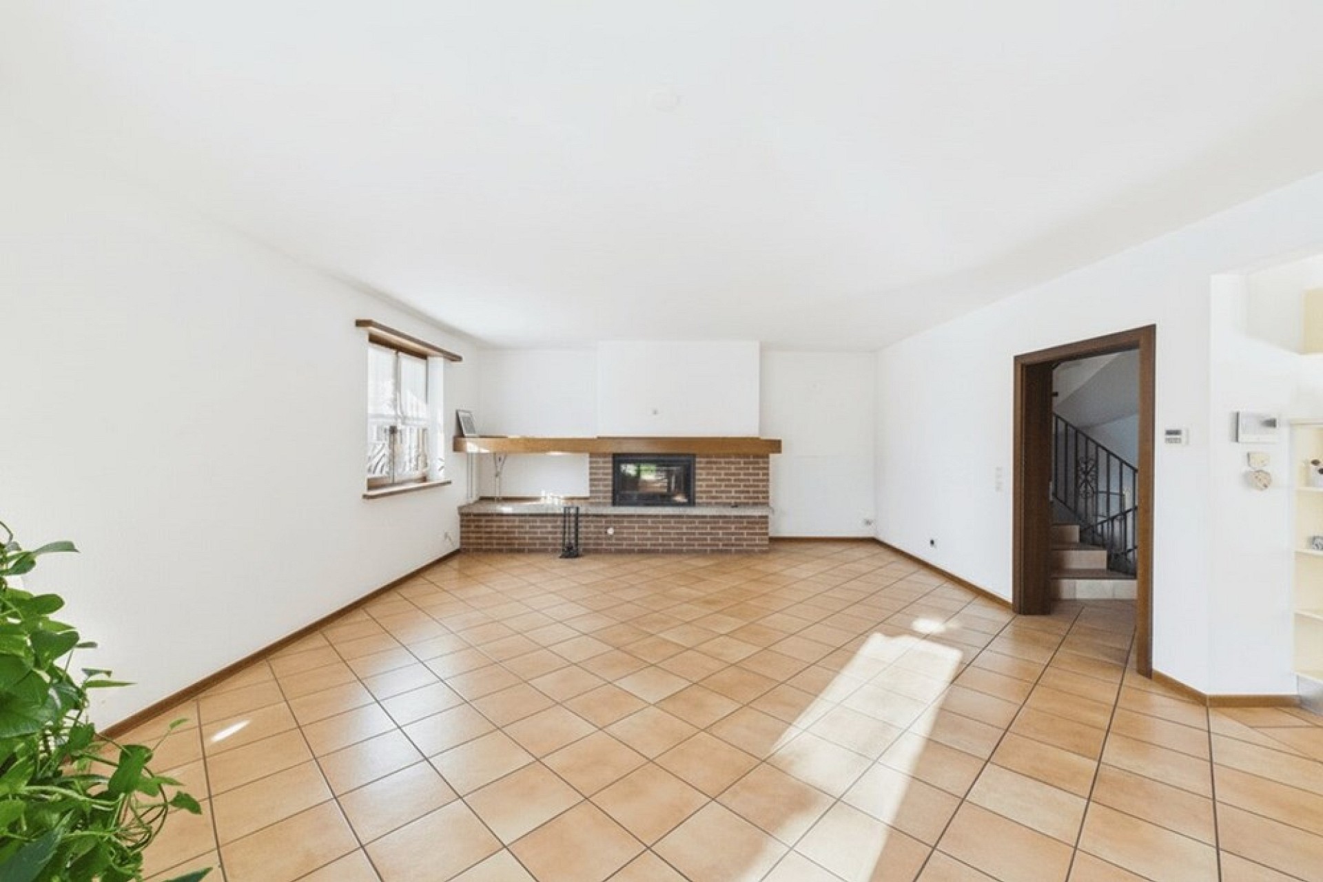 Großer Wohnraum mit Kamin