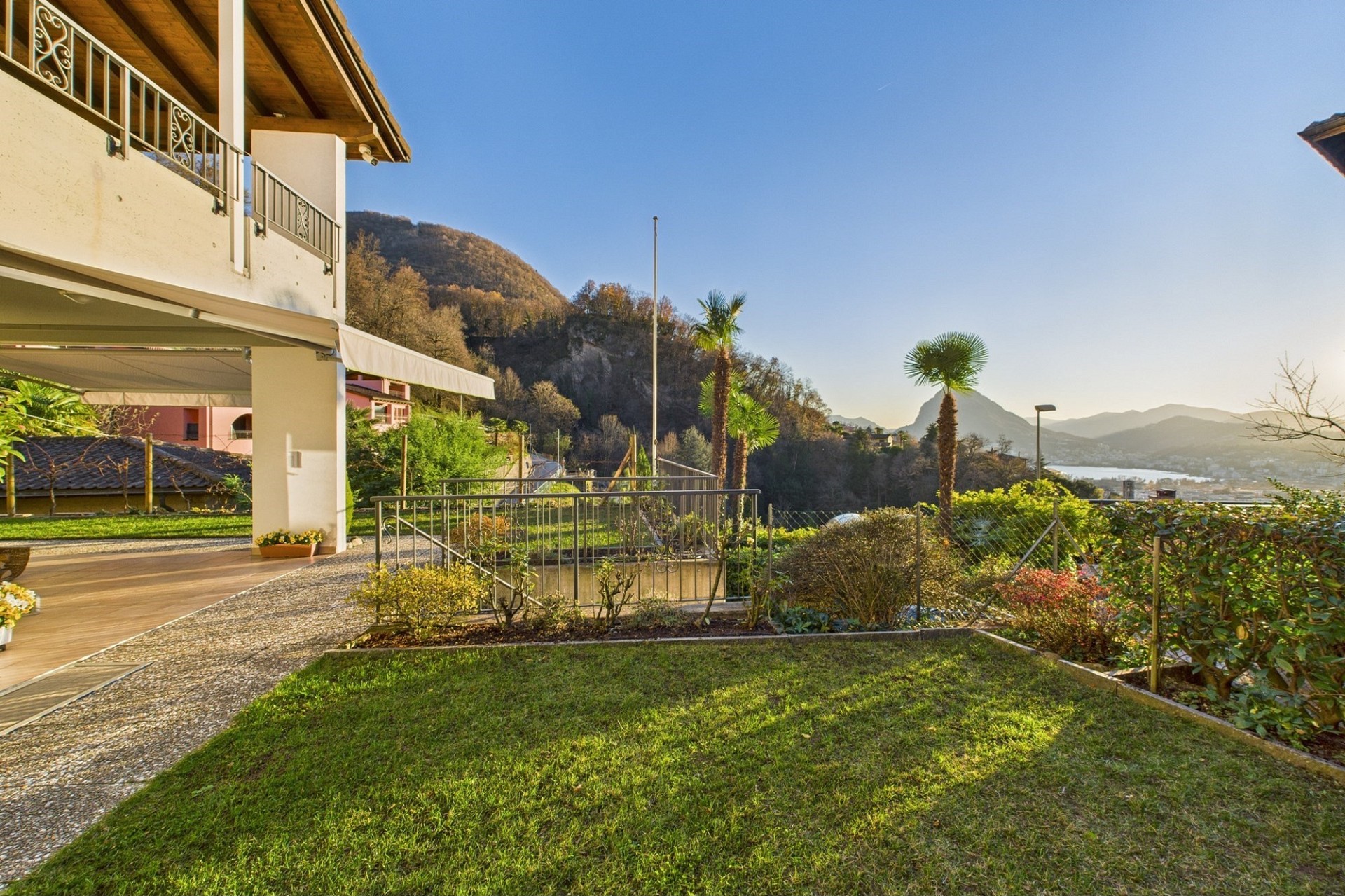 Terrasse und Garten mit Panoramablick