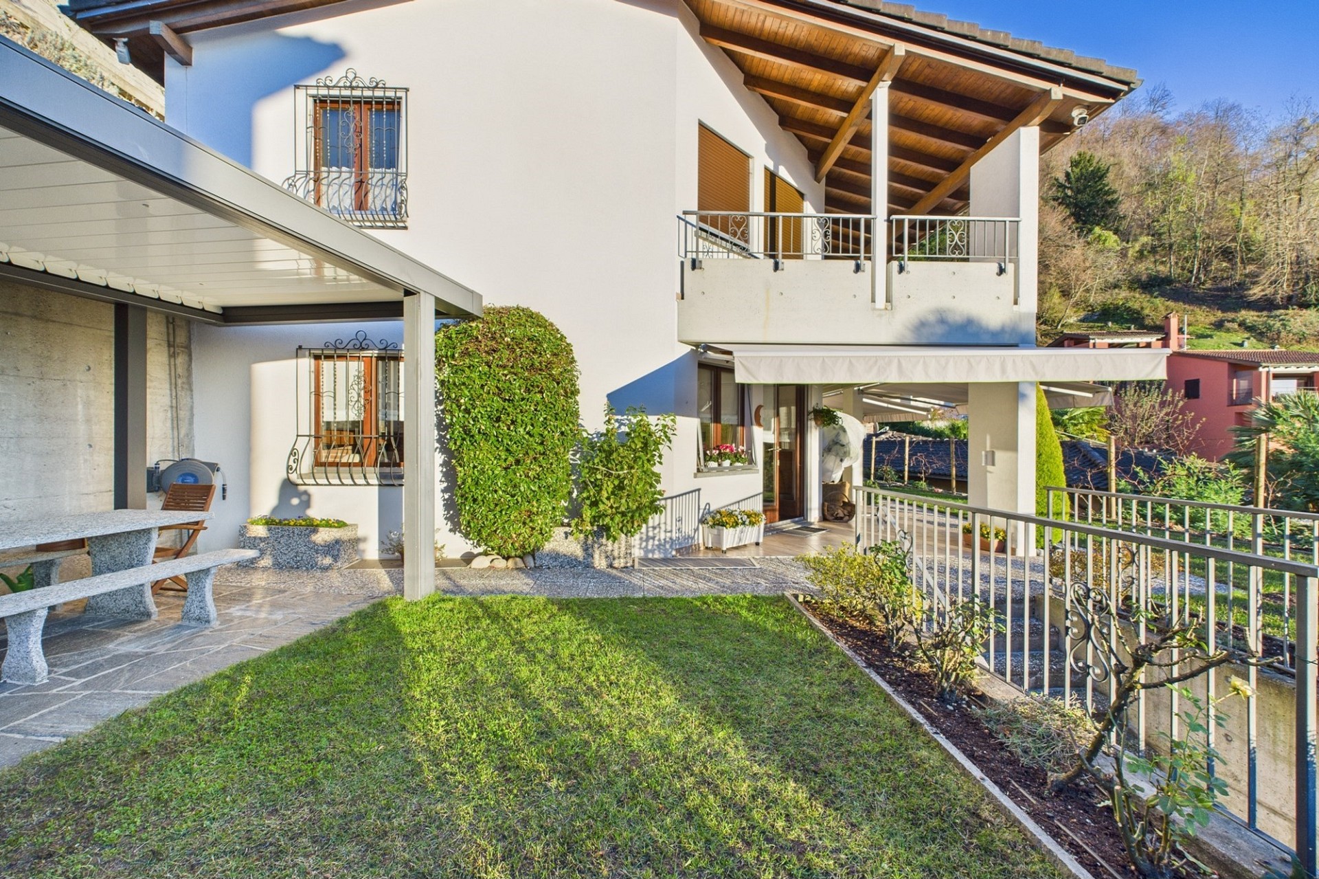 Außenansicht eines Wohnhauses mit Garten und Terrasse