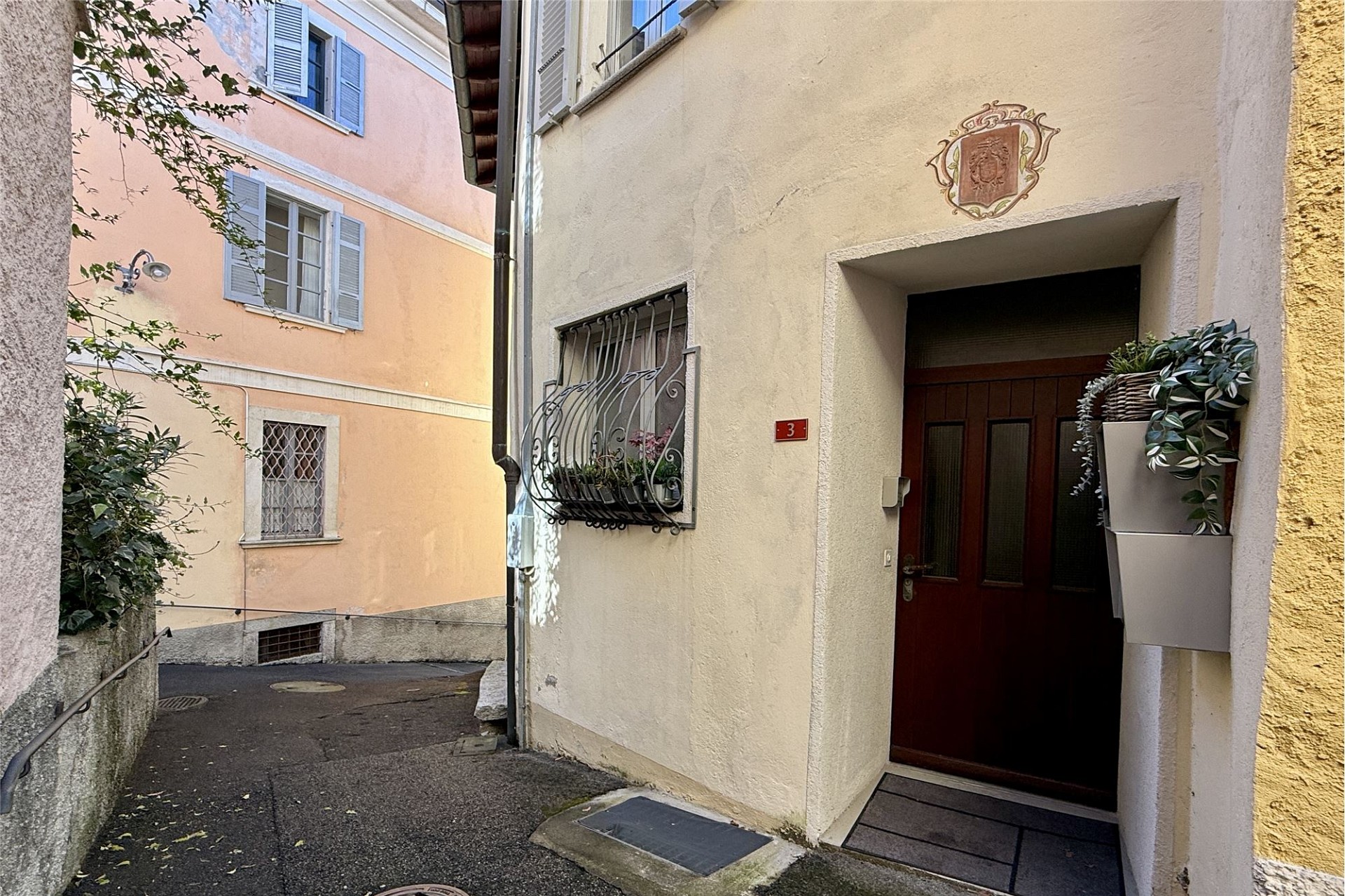 Historische Hauseingangsfront in enger Gasse