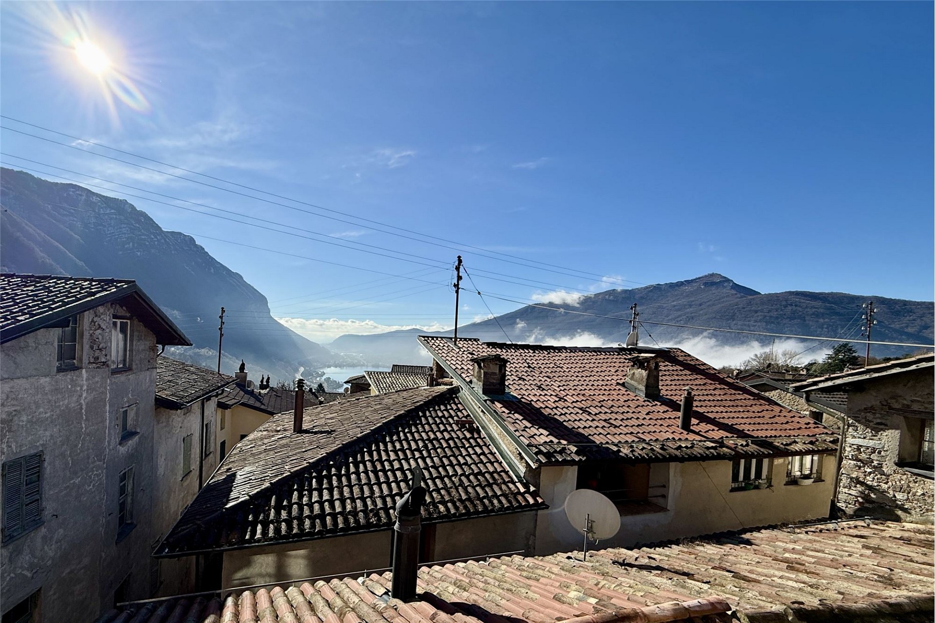 Dachlandschaft mit Bergblick